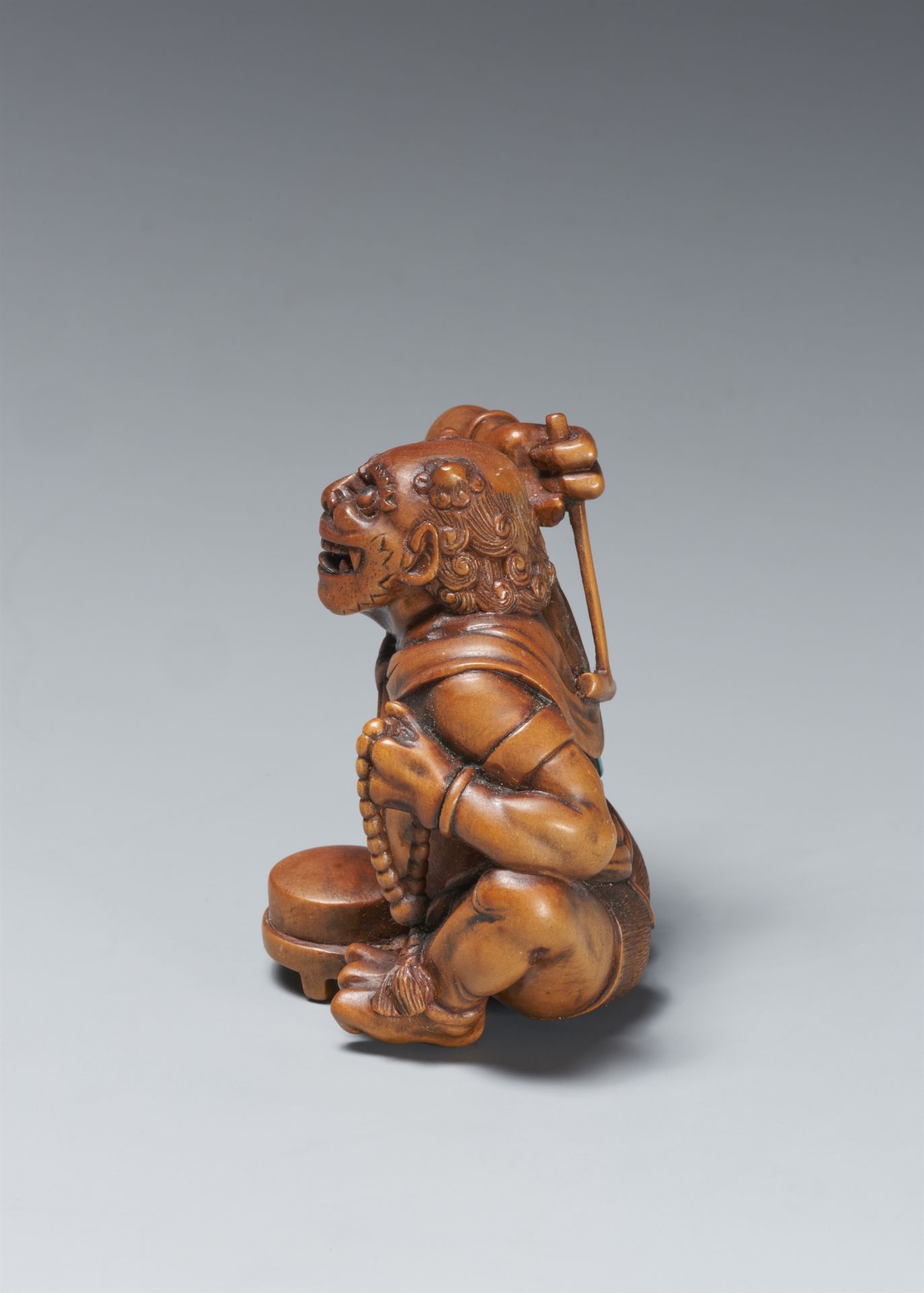 Großes Okimono-Netsuke. Fröhlicher oni. Buchsbaum. Spätes 19. Jh. - Bild 4 aus 5