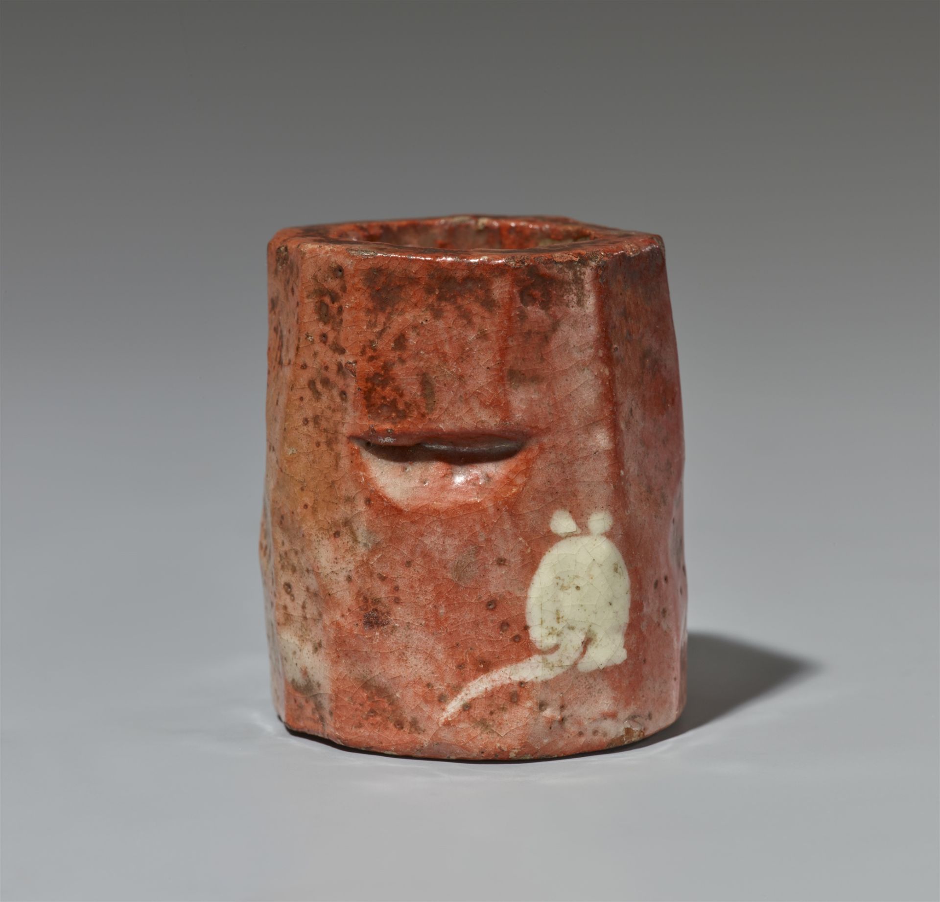 Futaoki (Ablage für heißen Deckel eines Kessels). Raku-Ware. Kyoto. Edo-Zeit, 18./ frühes 19. Jh. - Bild 2 aus 3