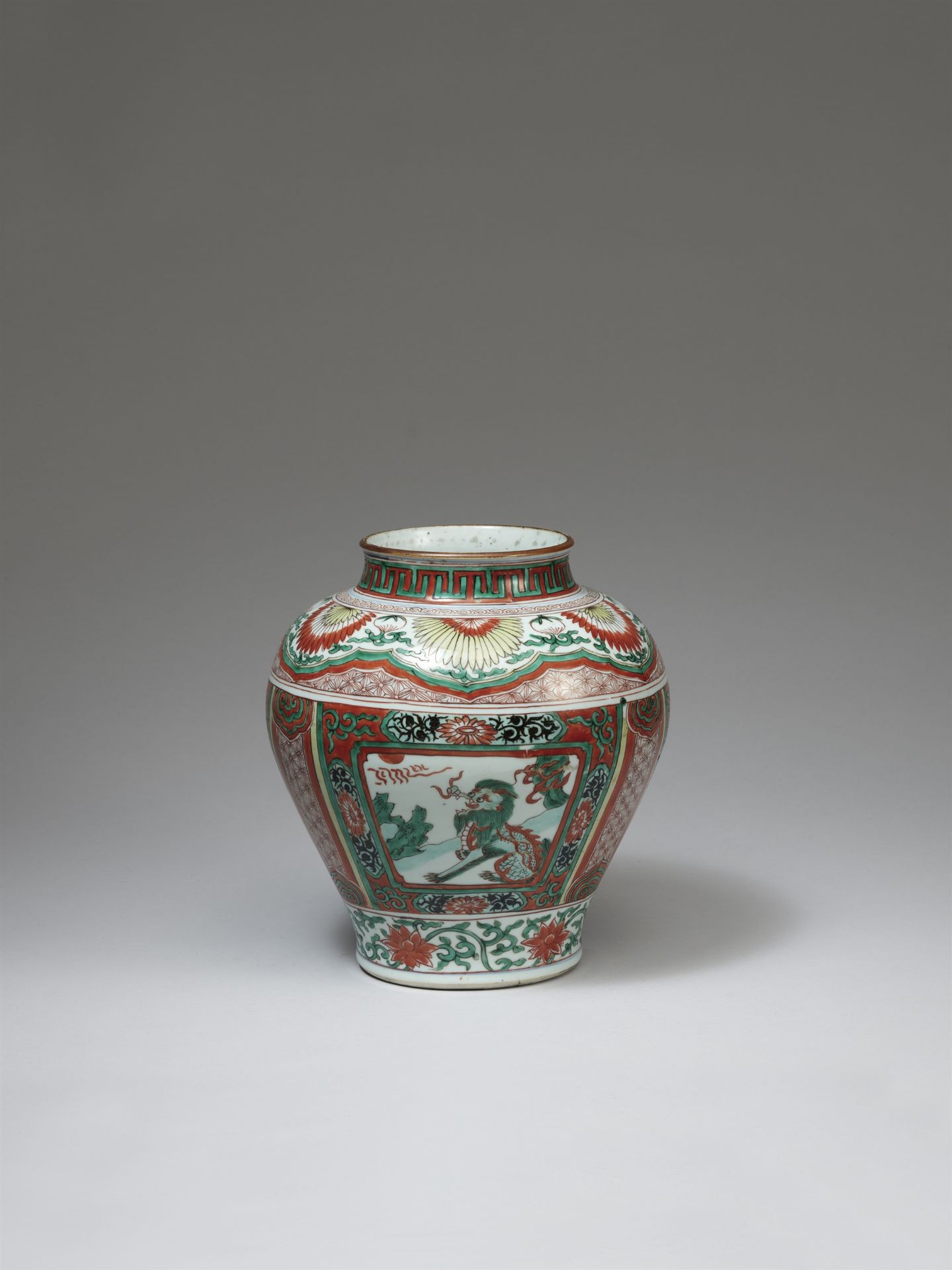 A wucai mysthical beasts jar. Kangxi period (1662–1722) - Image 2 of 4