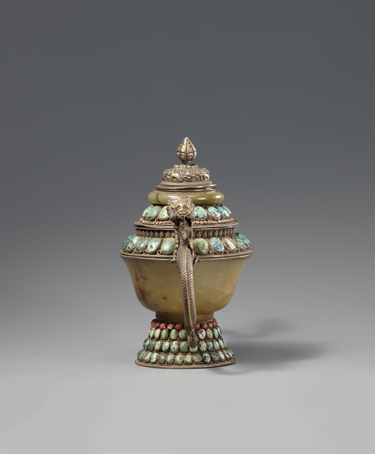 A silver-mounted and inlaid turquoise, coral and jade-embellished bowl and cover. Tibet, 19th/20th c - Image 3 of 3