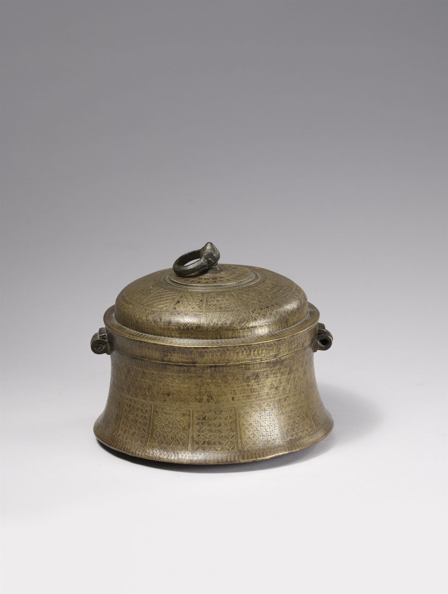 A Rajasthani bronze betel and spice box (pandan). Northern India. 18th/early 19th century - Image 3 of 5