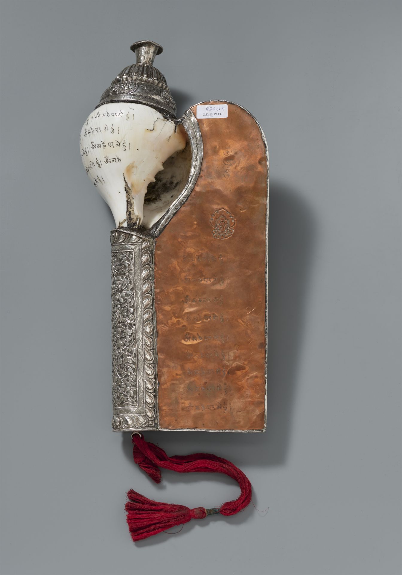 Große Meeresschneckentrompete (dung dkar) mit Inschrift und Silbermontierung. Tibet, 18./19. Jh. - Bild 2 aus 2