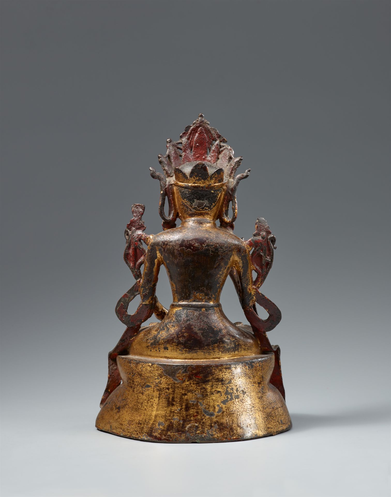 Reich geschmückter Bodhisattva. Bronze mit vergoldeter Lackfassung. Ming-Zeit, wohl frühes 15. Jh. - Bild 2 aus 2