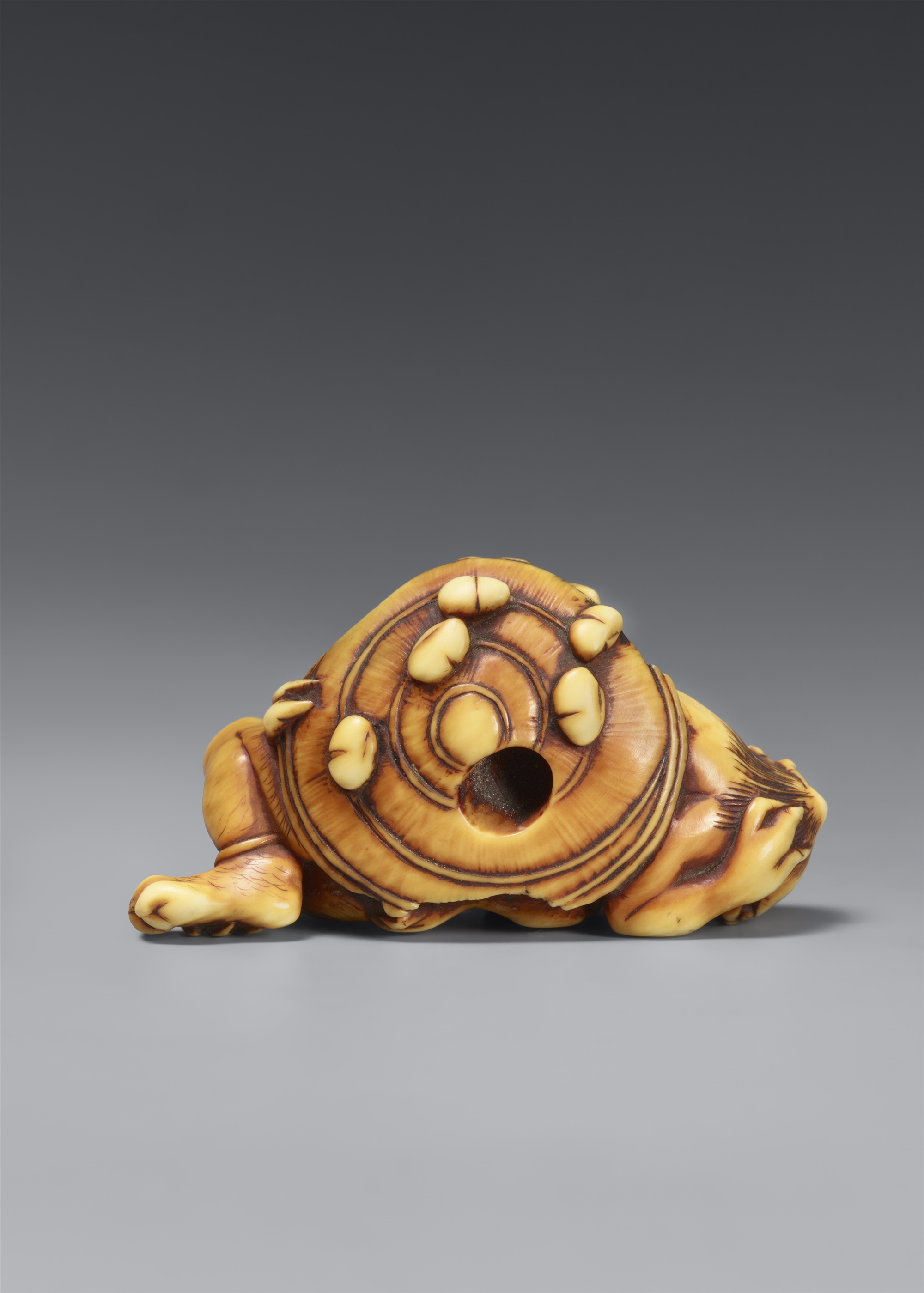 A partly stained ivory netsuke of two oni at setsubun. Hakata, attributed to Otoman. Ca. 1830 - Image 5 of 5