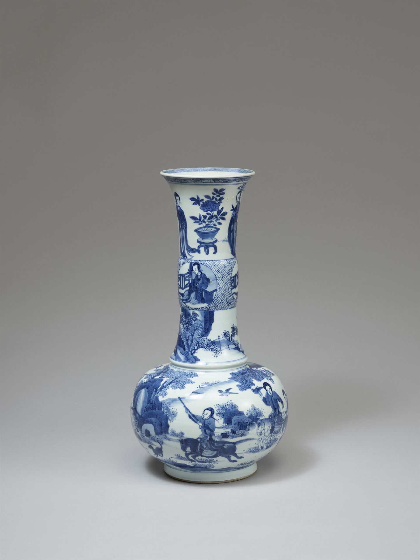 Große blau-weiße Flaschenvase. Kangxi-Periode (1661–1722) - Bild 2 aus 4