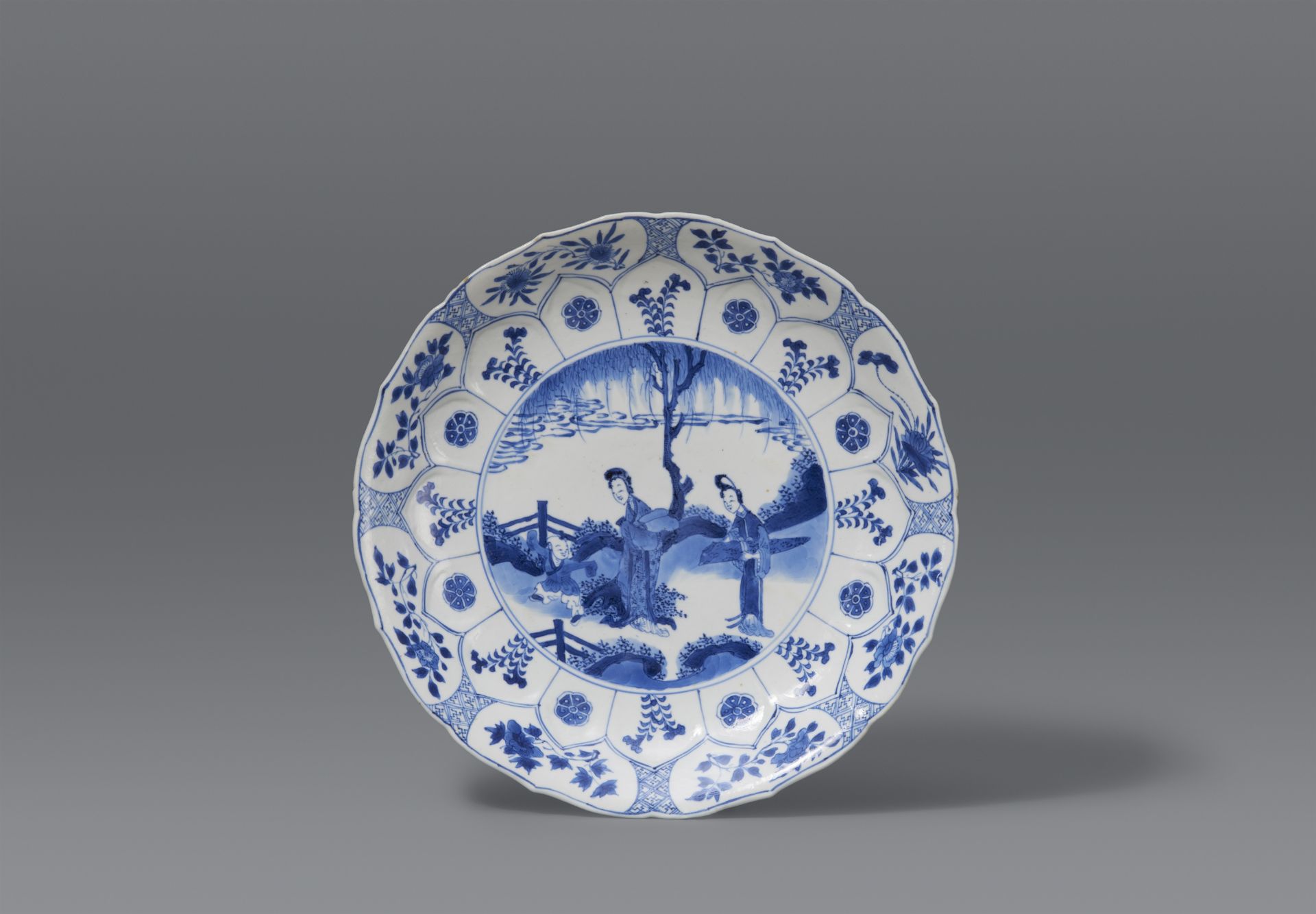 A blue and white dish. Kangxi period (1662–1722) - Image 2 of 3