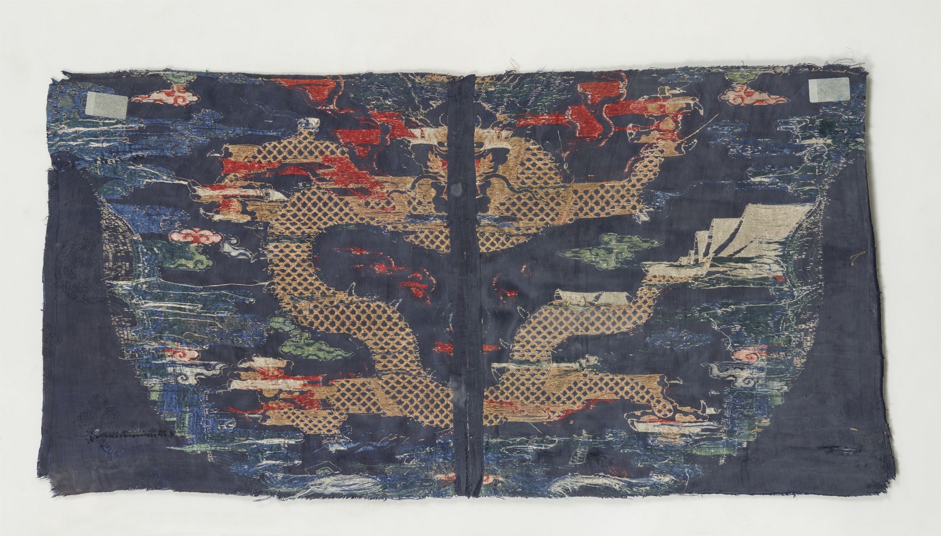 Fragment einer blauen chaopao-Robe. Satinseide. Ära Kangxi (1661-1722) - Bild 2 aus 2