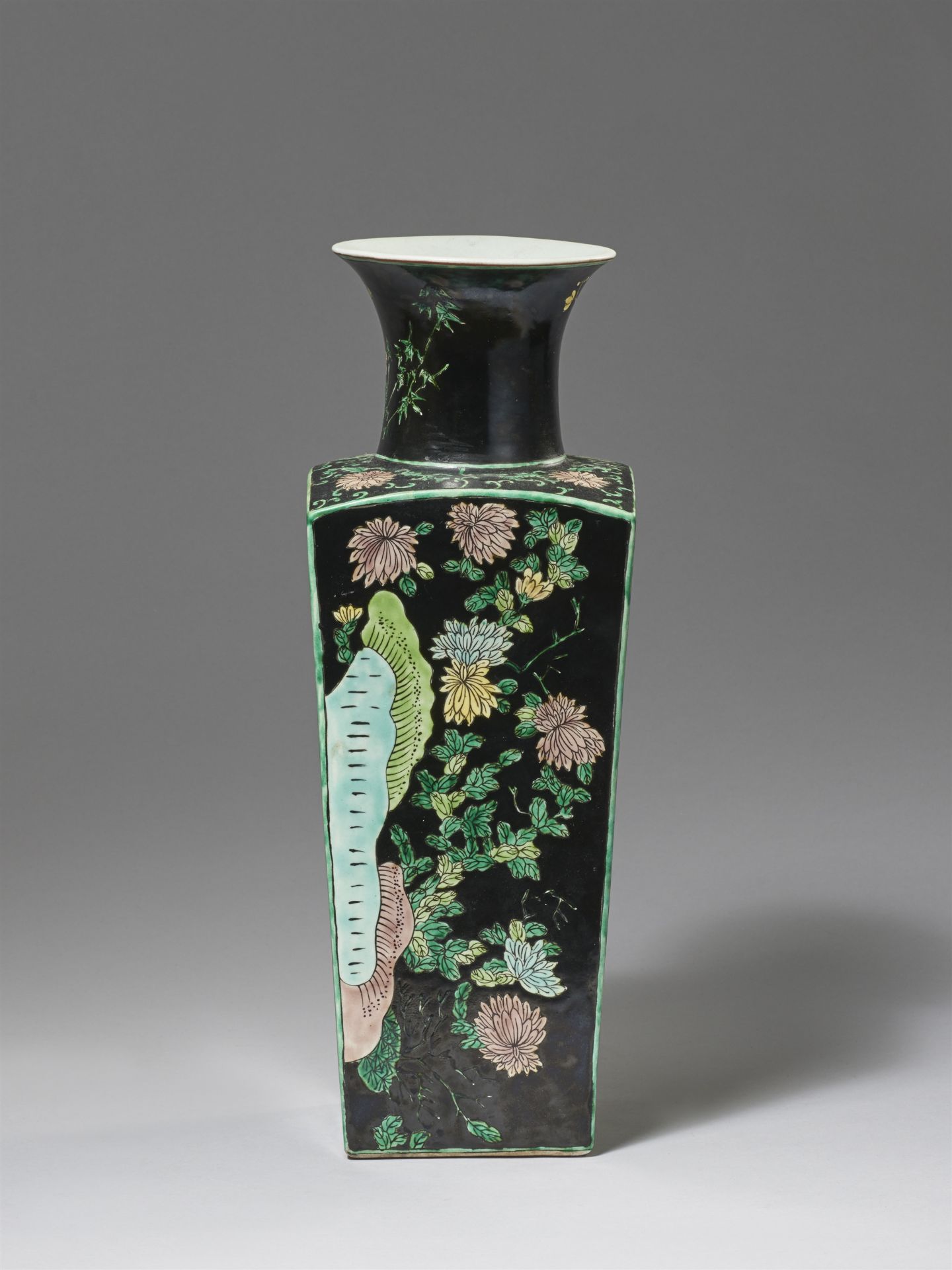 A famille noire vase. Late Qing dynasty, 19th/20th century - Image 3 of 4