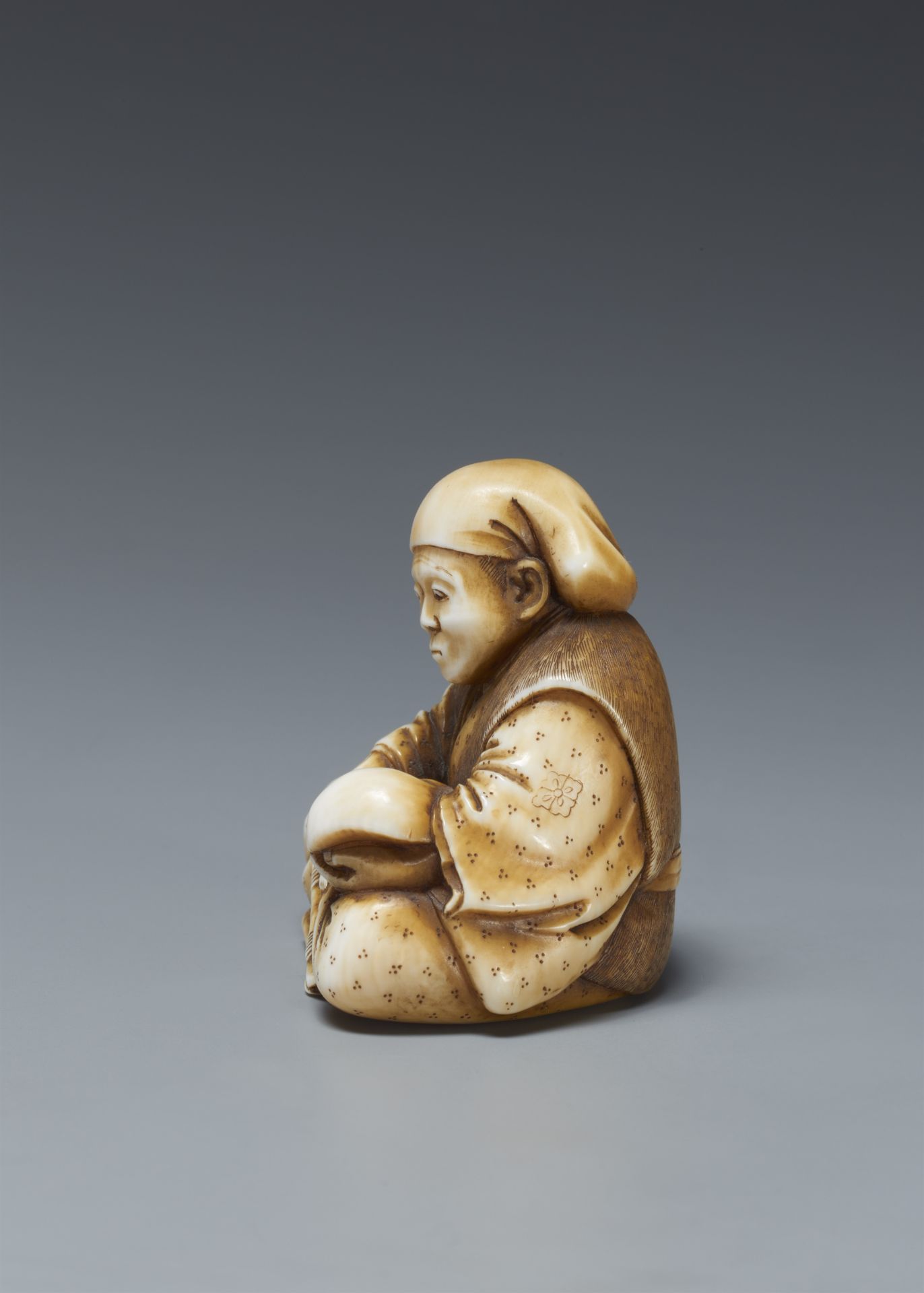 An ivory netsuke of a mask carver. Late 19th century - Image 5 of 6