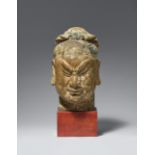 Monumentaler Kopf eines Guandi. Holz mit Resten polychromer Fassung. Yuan-Zeit