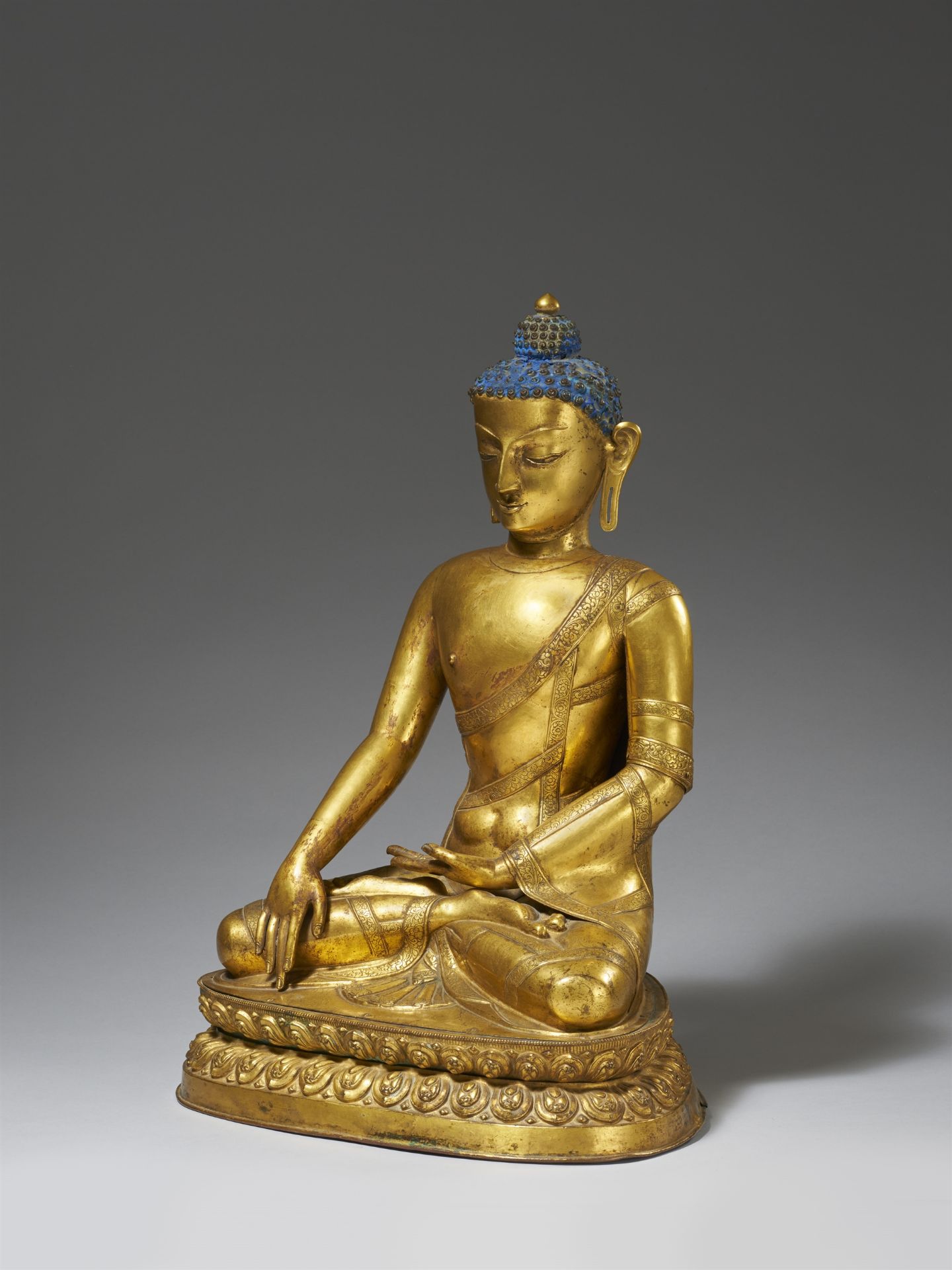 Große Figur des Tathagata Shakyamuni (Shakya Thub-pa). Kupfer-Repoussé, vergoldet. Tibet, 19. Jh. - Bild 3 aus 3