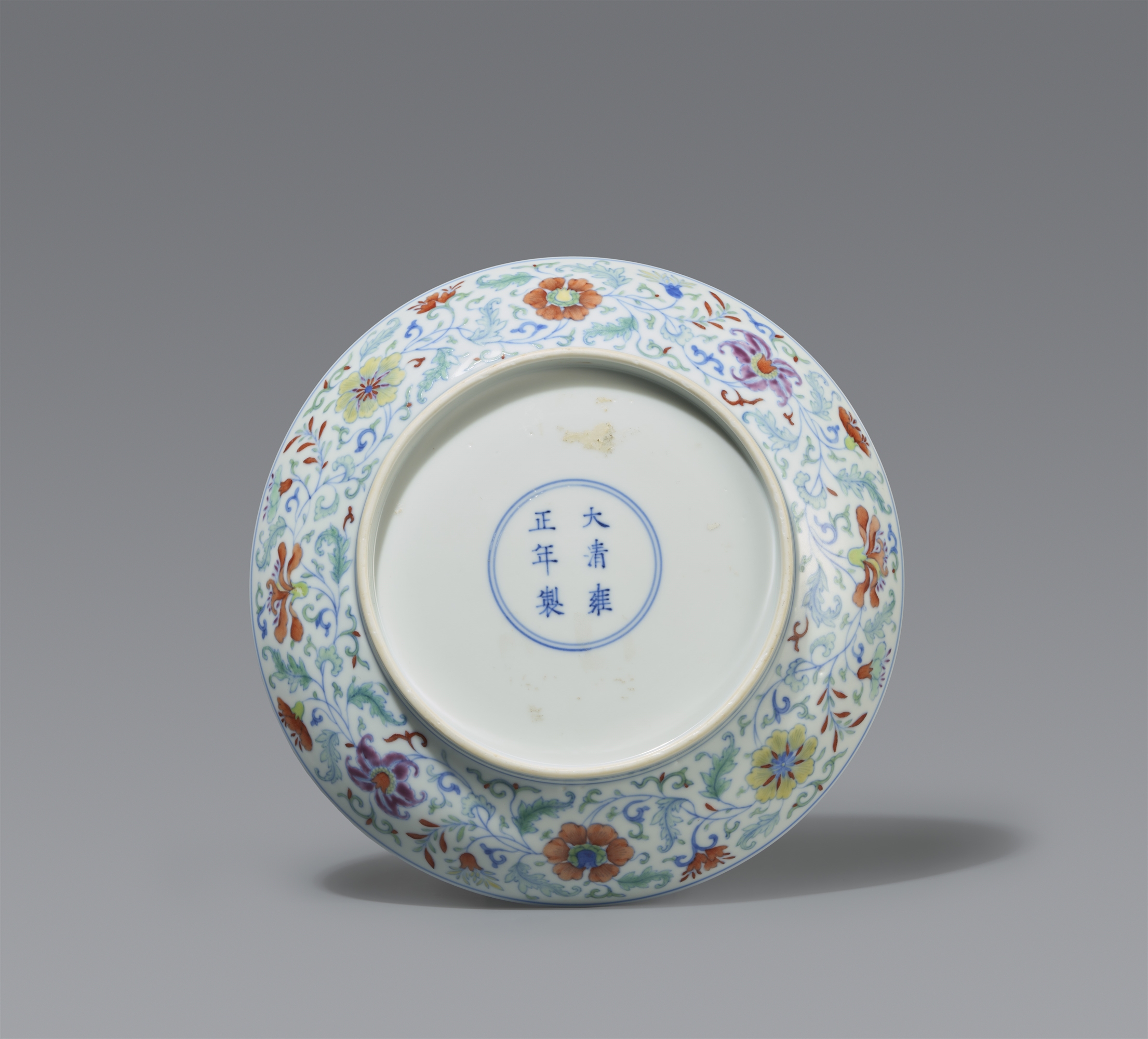 A fine and rare imperial doucai floral medallion dish. Yongzheng period (1722–1735) - Image 3 of 3