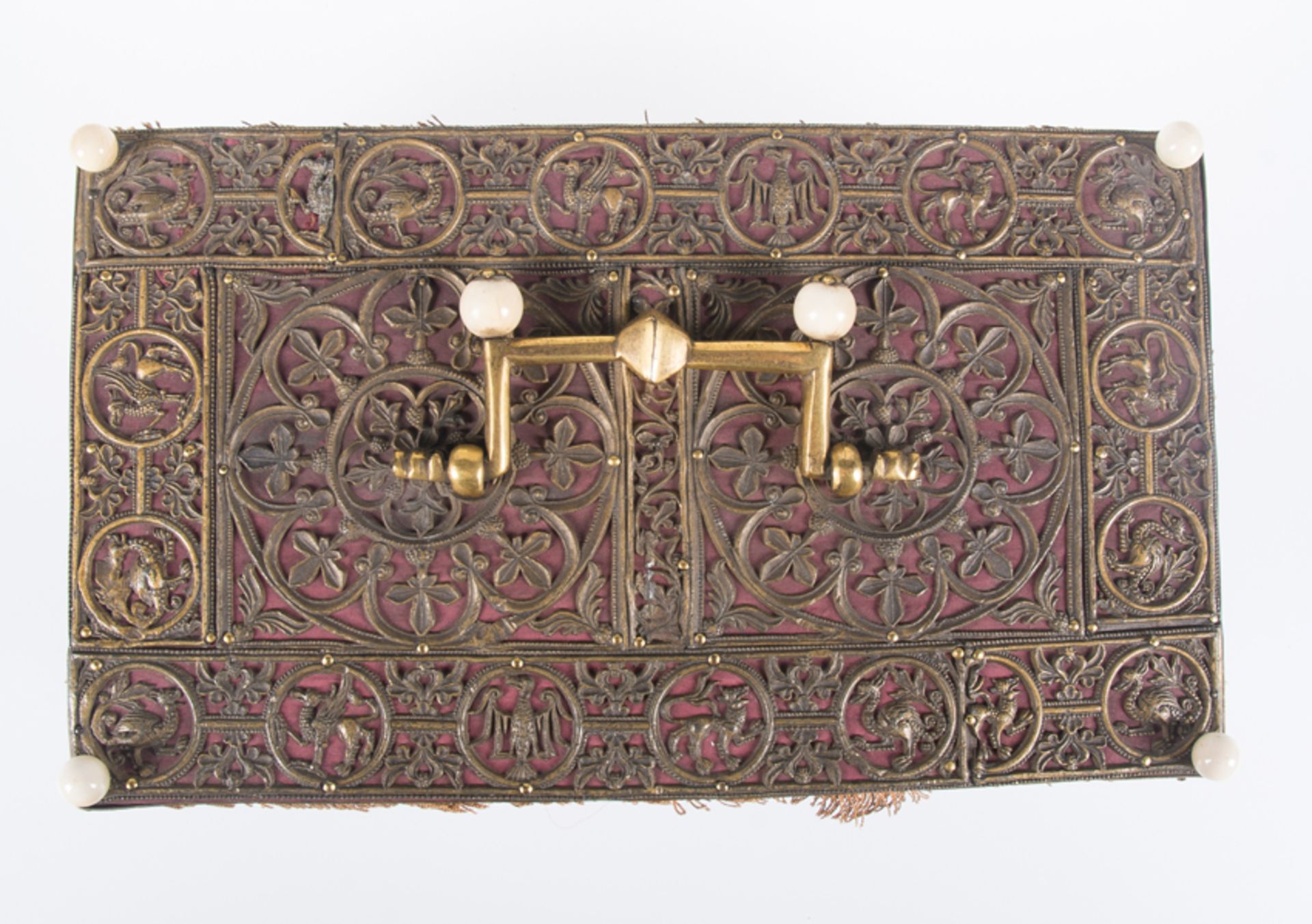 Italian wooden chest covered in silk and decorated with gilded cast metal plaques. Possibly Venetian - Bild 8 aus 17