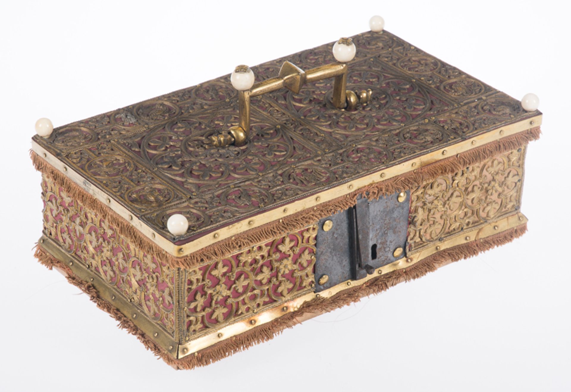 Italian wooden chest covered in silk and decorated with gilded cast metal plaques. Possibly Venetian - Bild 4 aus 17