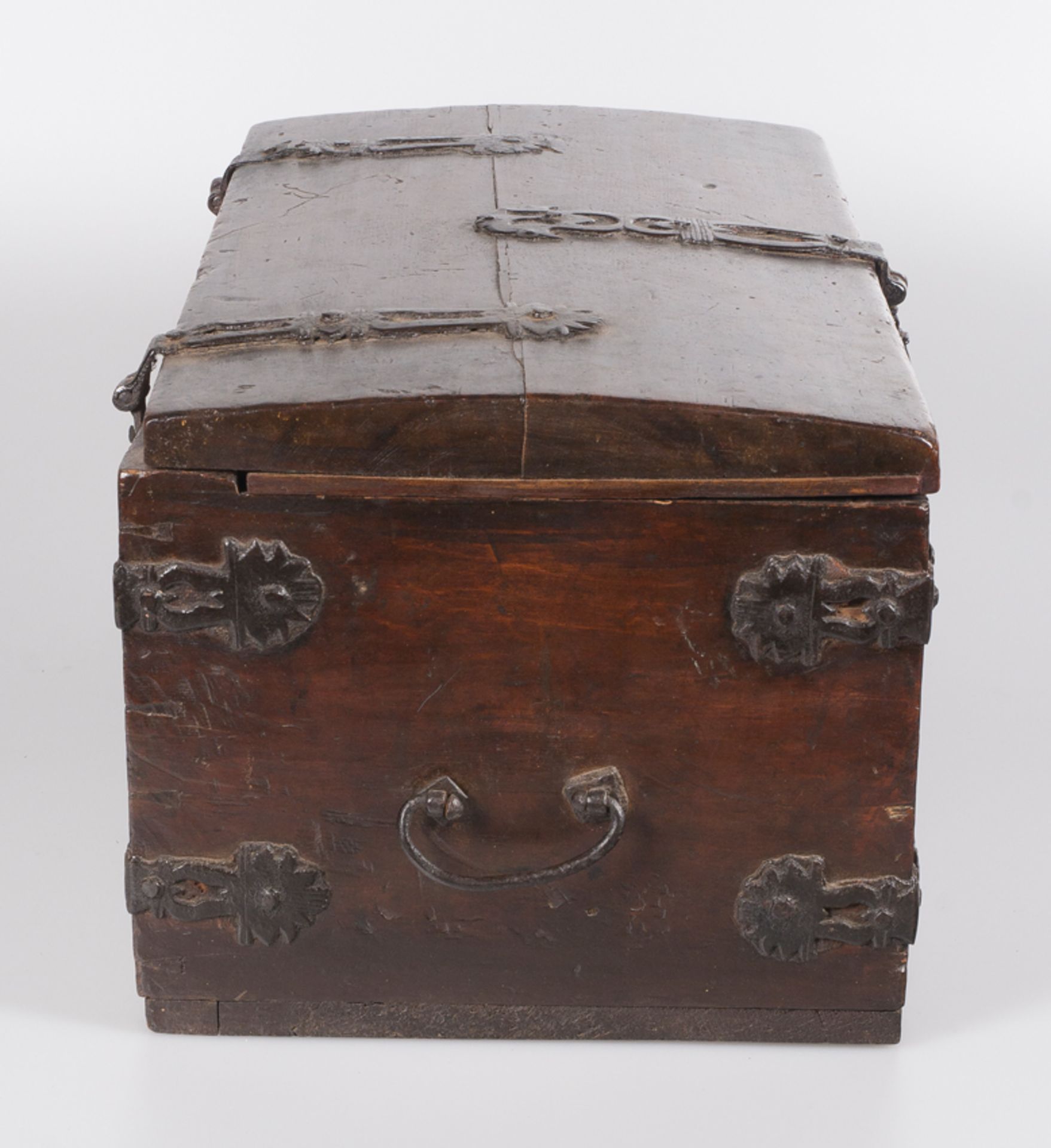 Carved wooden box with iron fittings. Colonial School. Peru. 17th century. - Bild 10 aus 12