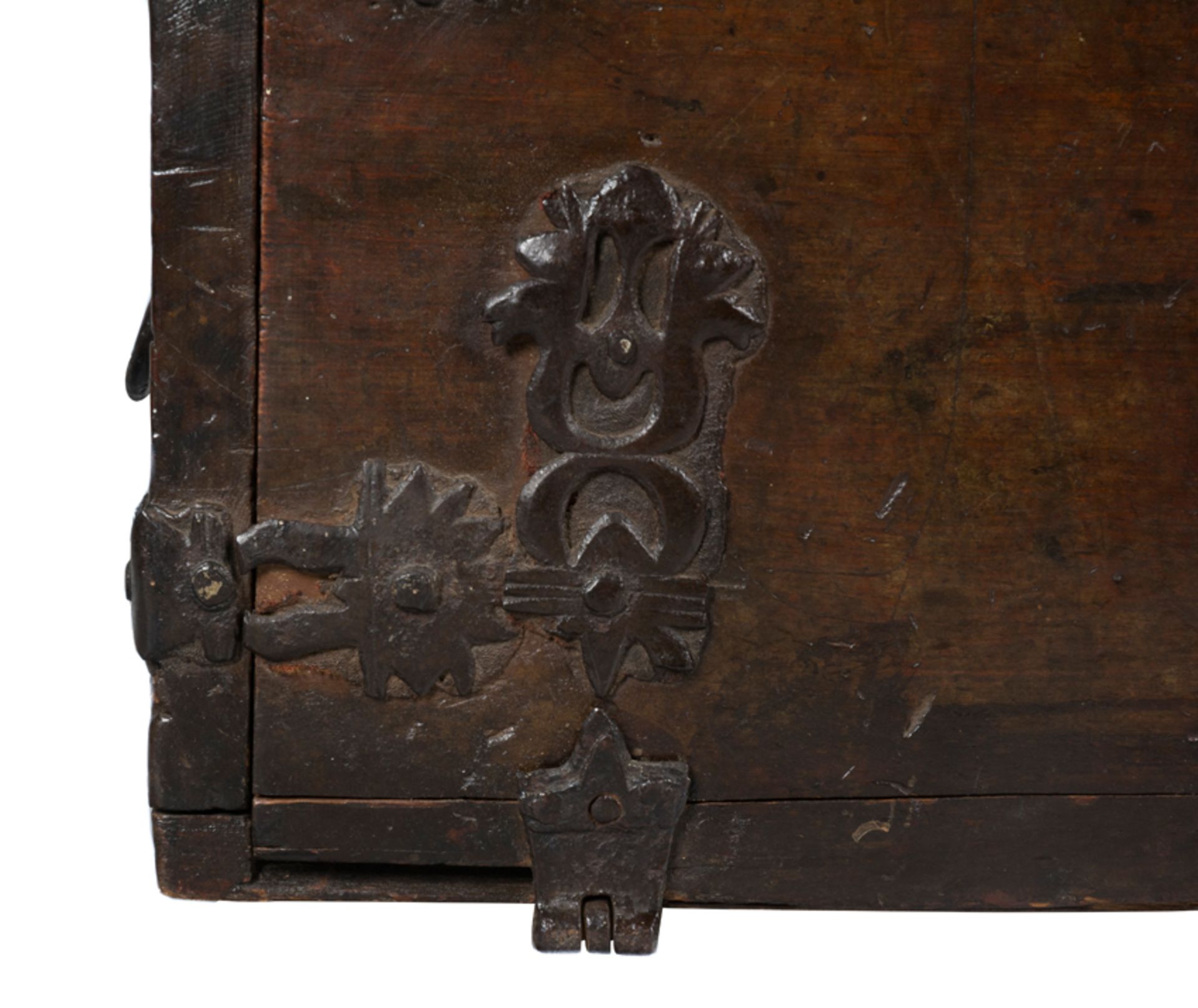 Carved wooden box with iron fittings. Colonial School. Peru. 17th century. - Bild 9 aus 12