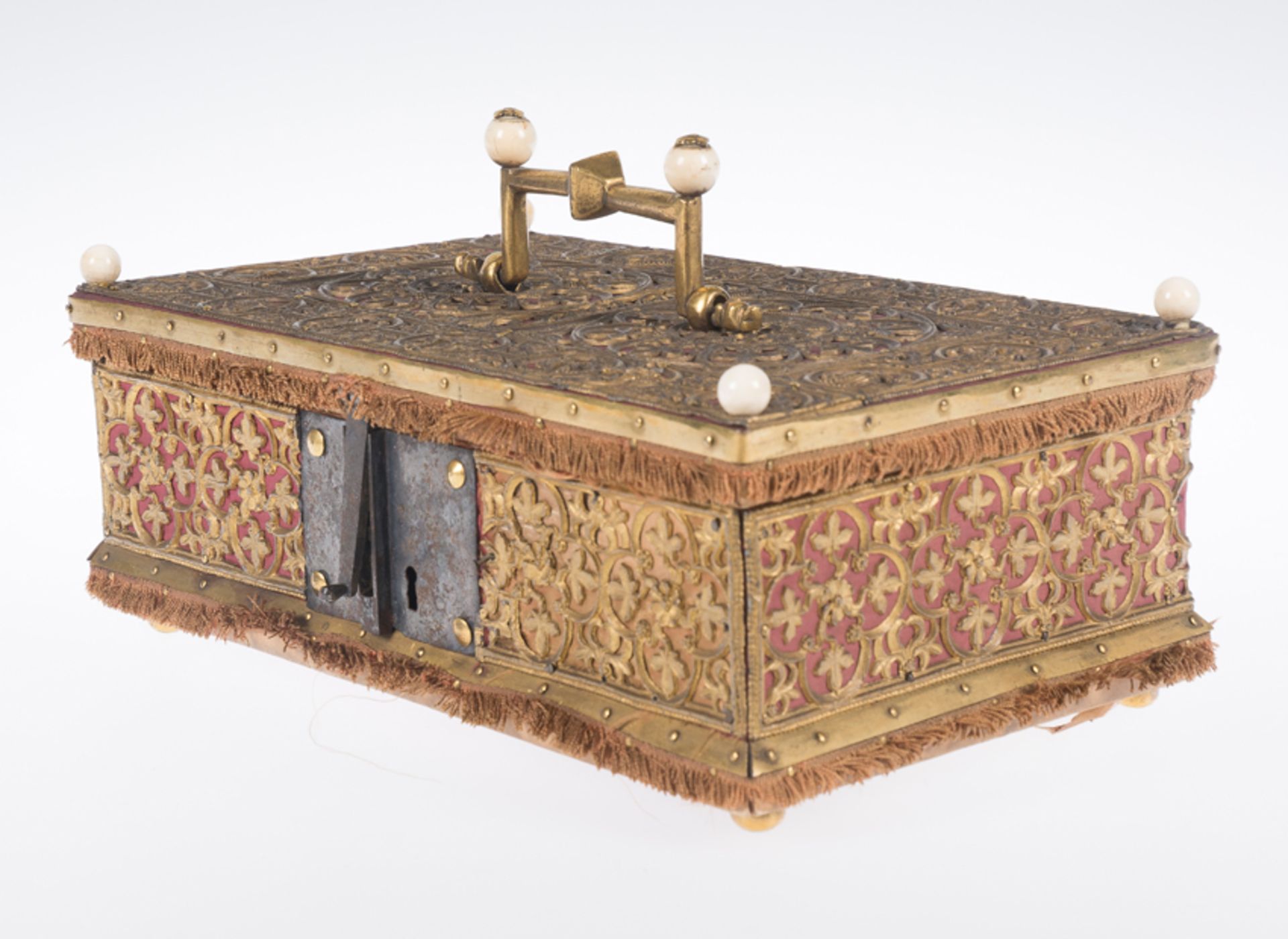 Italian wooden chest covered in silk and decorated with gilded cast metal plaques. Possibly Venetian - Bild 2 aus 17