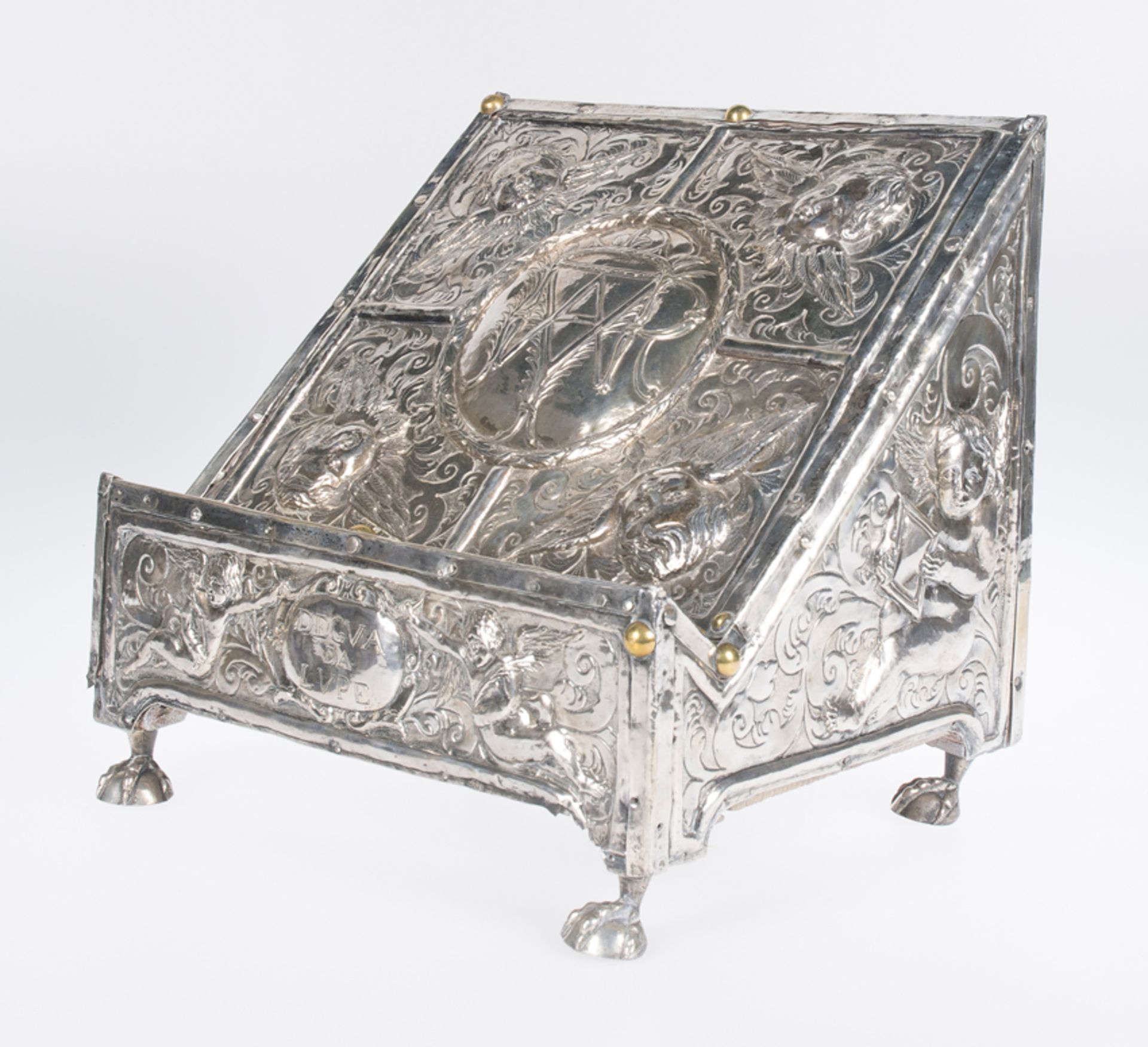 Embossed silver covered wooden lectern. Colonial School. Mexico. 18th century. - Bild 4 aus 10