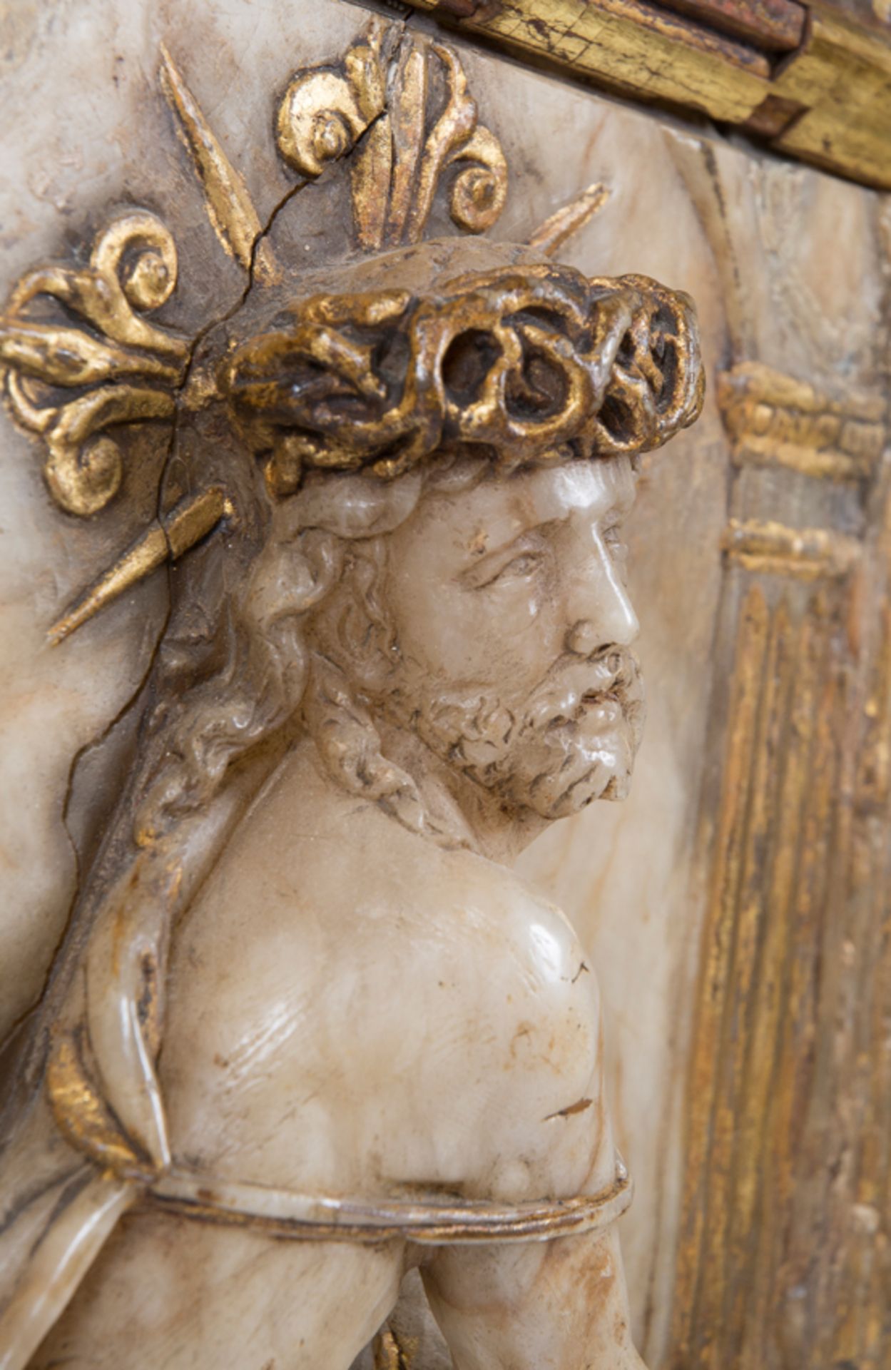 Sculpted and gilded alabaster relief. Spanish School. Renaissance. Early 16th century. - Bild 10 aus 13