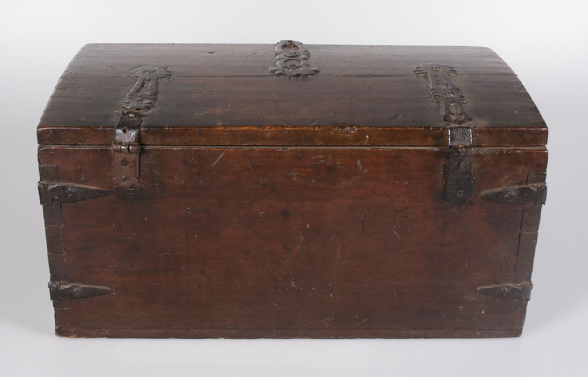 Carved wooden box with iron fittings. Colonial School. Peru. 17th century. - Bild 11 aus 12