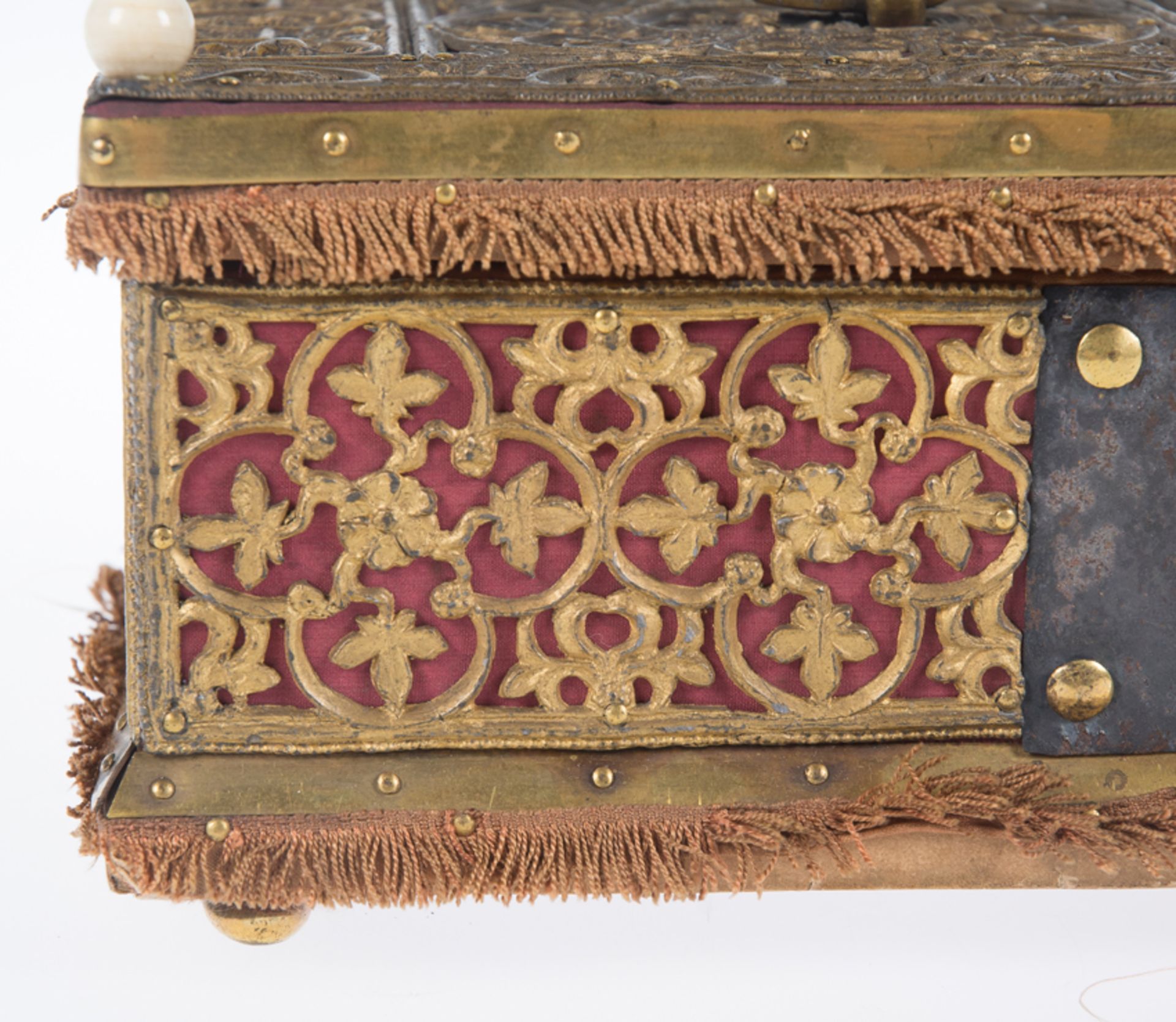 Italian wooden chest covered in silk and decorated with gilded cast metal plaques. Possibly Venetian - Bild 5 aus 17