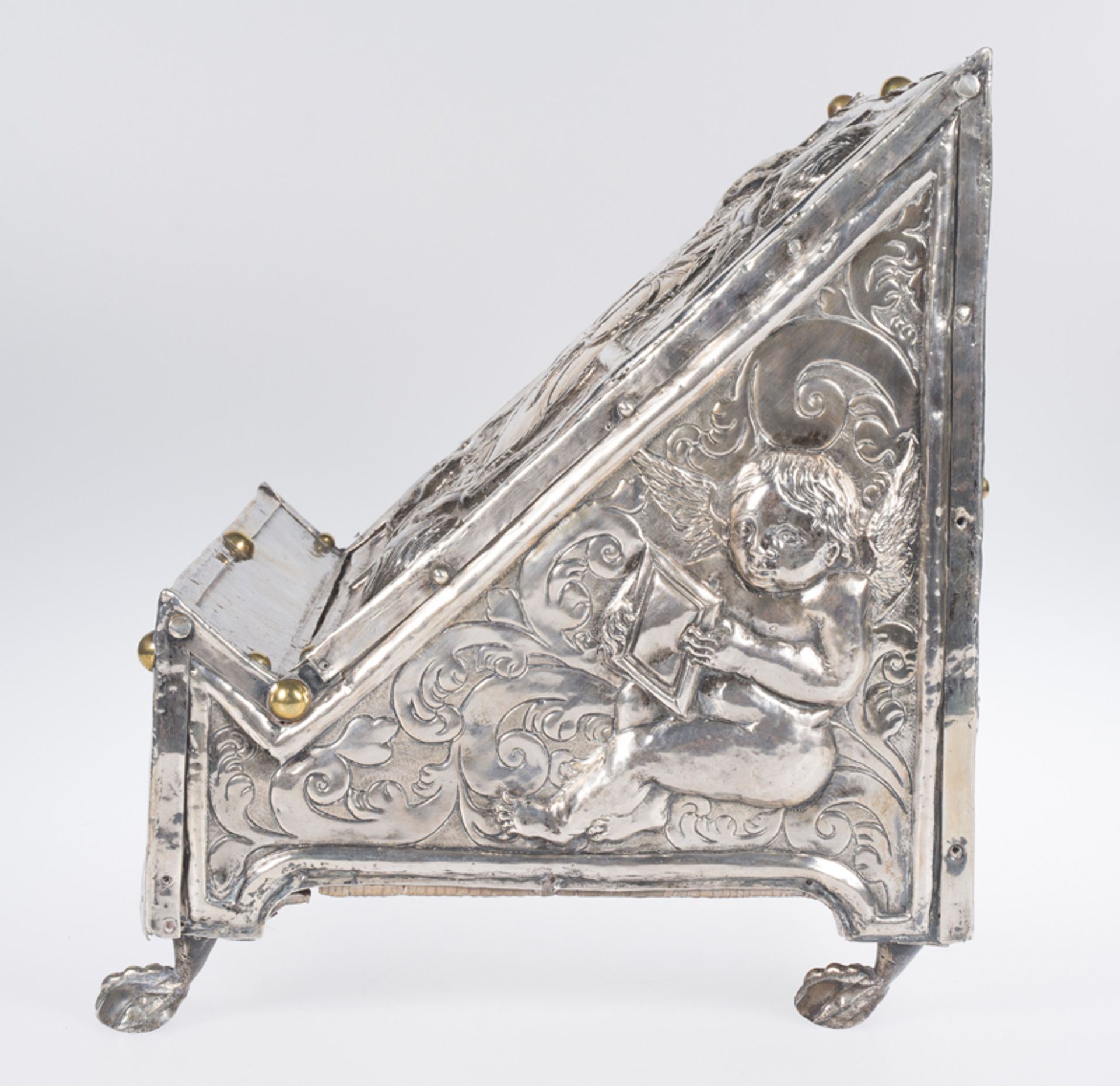 Embossed silver covered wooden lectern. Colonial School. Mexico. 18th century. - Bild 6 aus 10