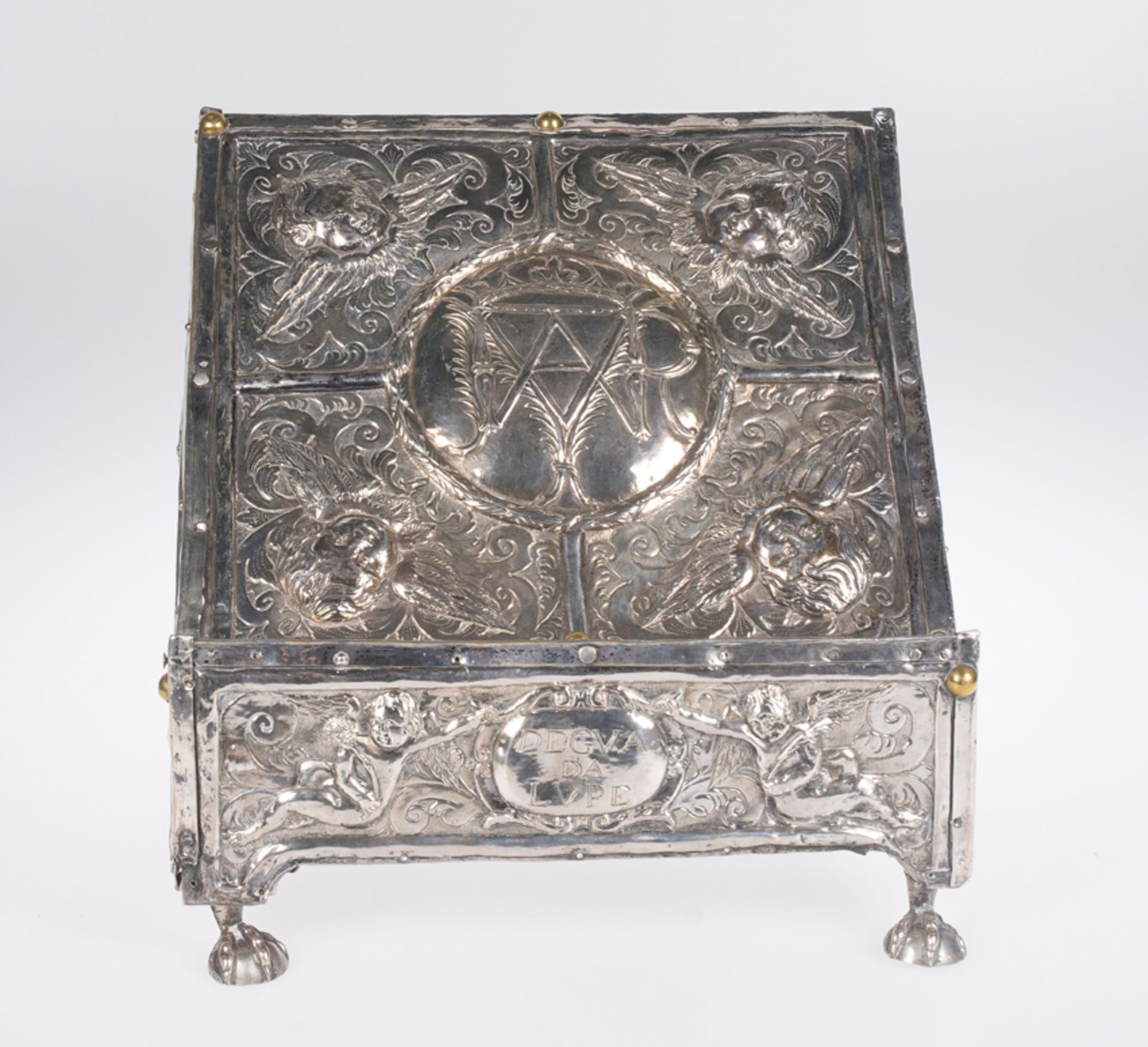 Embossed silver covered wooden lectern. Colonial School. Mexico. 18th century. - Bild 5 aus 10