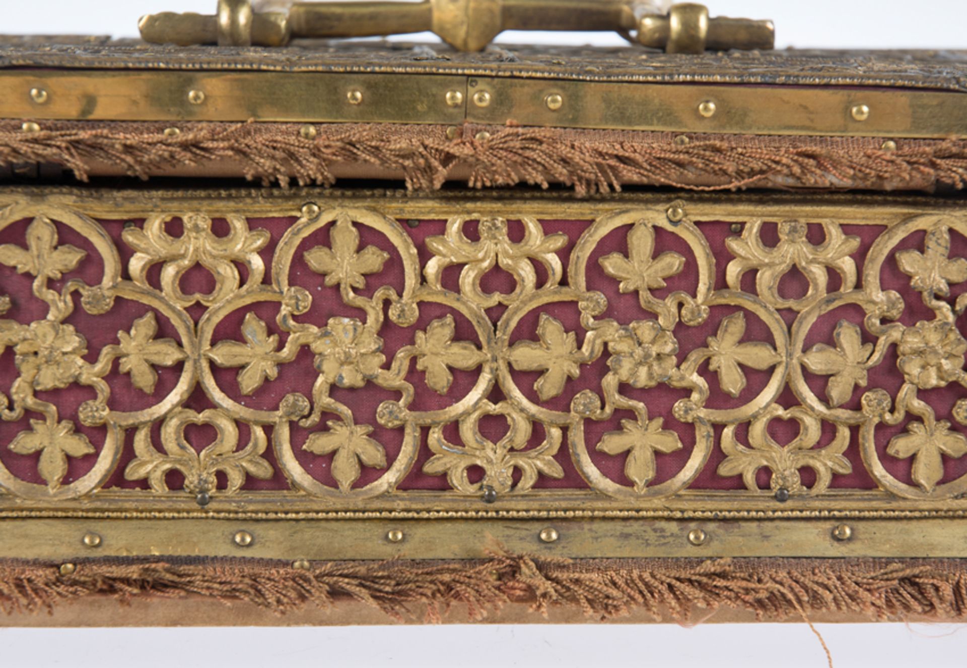 Italian wooden chest covered in silk and decorated with gilded cast metal plaques. Possibly Venetian - Bild 14 aus 17