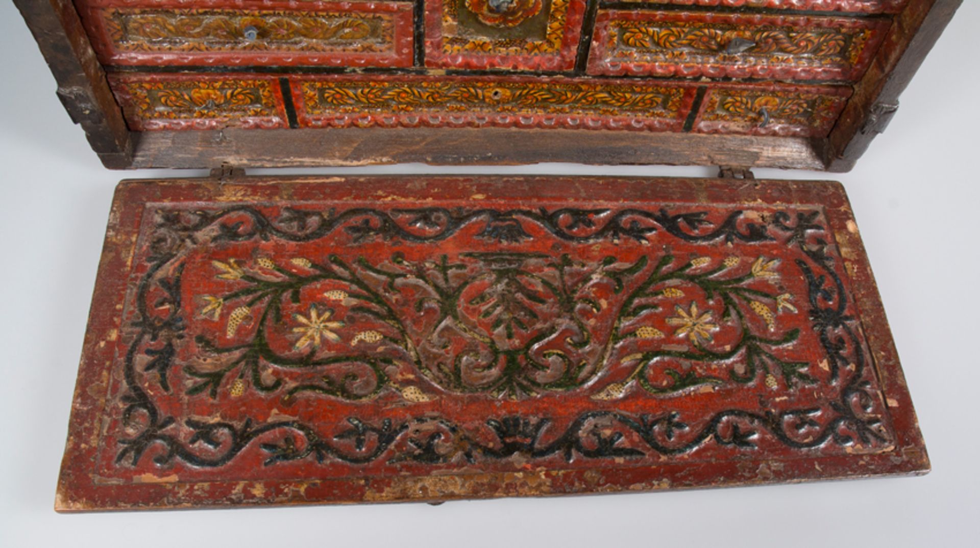 Carved wooden box with iron fittings. Colonial School. Peru. 17th century. - Bild 7 aus 12