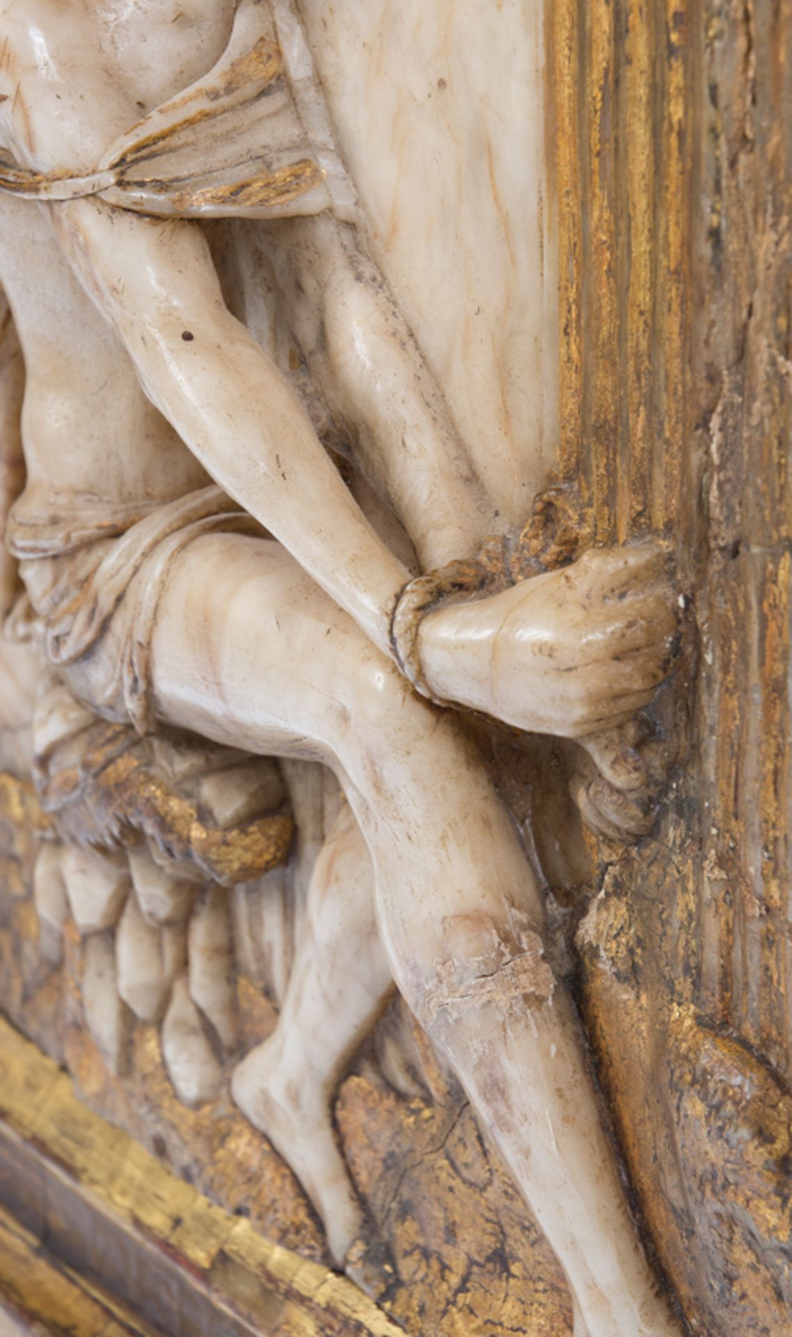 Sculpted and gilded alabaster relief. Spanish School. Renaissance. Early 16th century. - Bild 12 aus 13