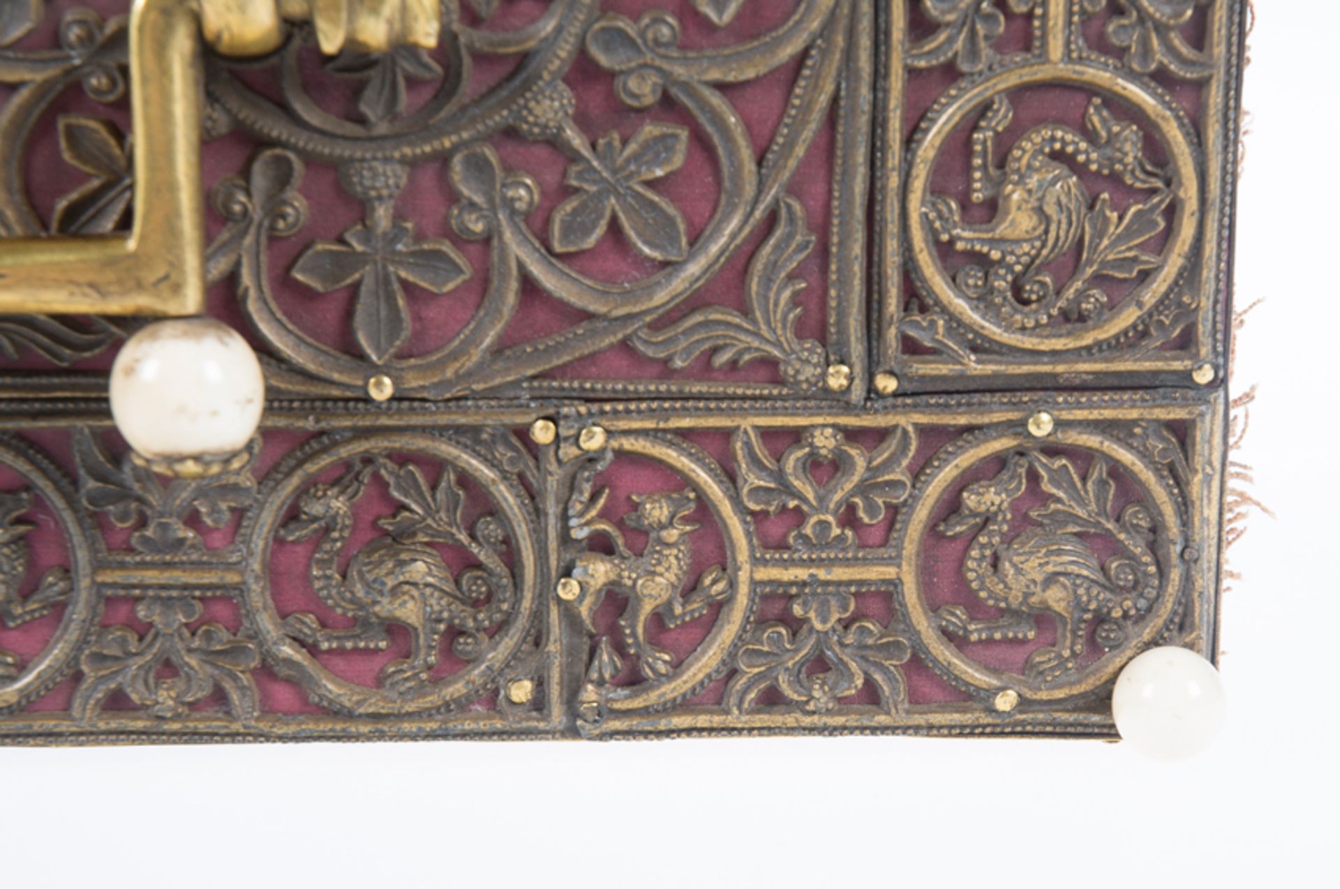 Italian wooden chest covered in silk and decorated with gilded cast metal plaques. Possibly Venetian - Bild 12 aus 17