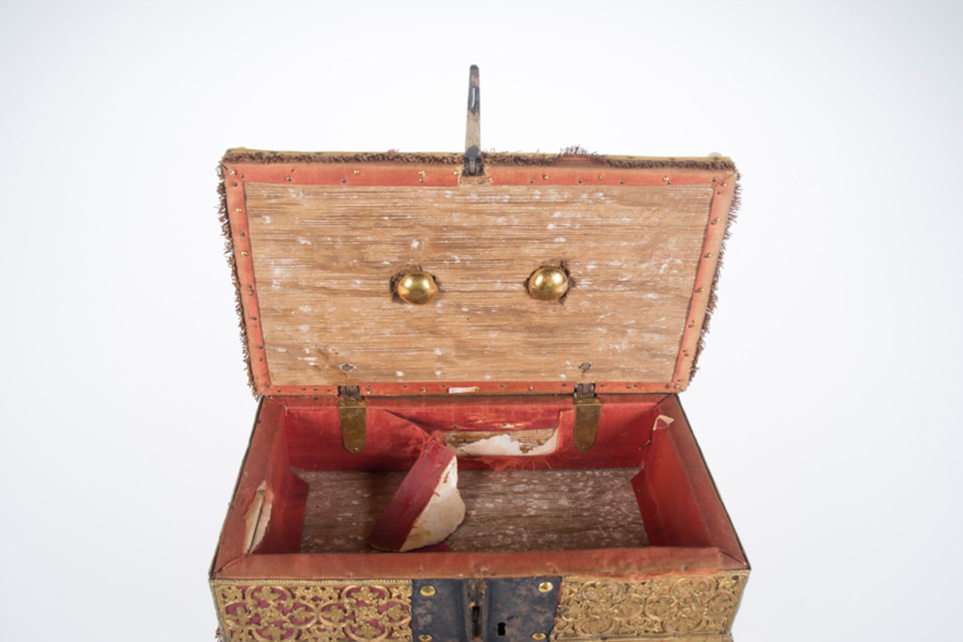 Italian wooden chest covered in silk and decorated with gilded cast metal plaques. Possibly Venetian - Bild 15 aus 17