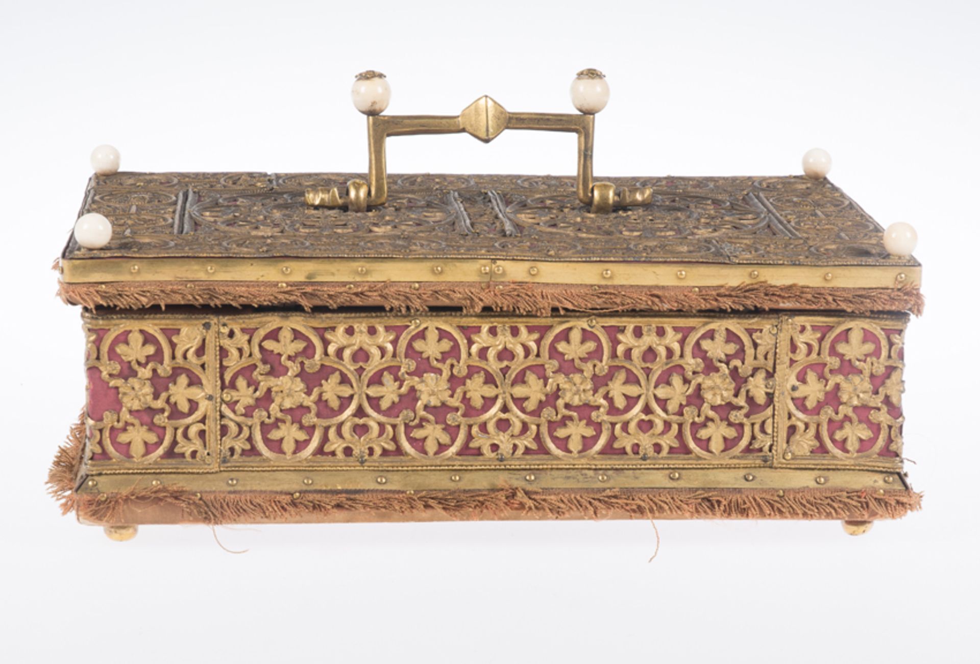 Italian wooden chest covered in silk and decorated with gilded cast metal plaques. Possibly Venetian - Bild 7 aus 17