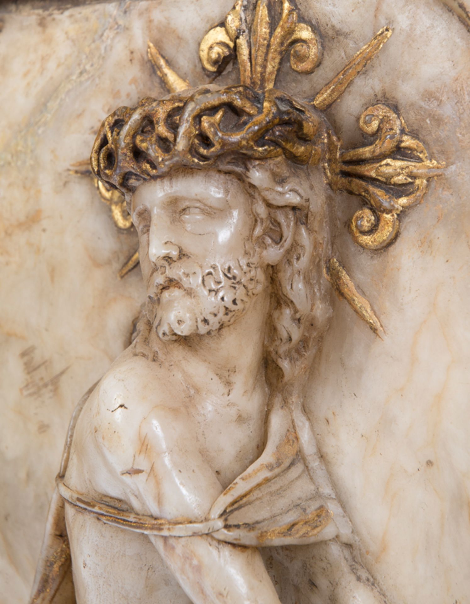 Sculpted and gilded alabaster relief. Spanish School. Renaissance. Early 16th century. - Bild 9 aus 13