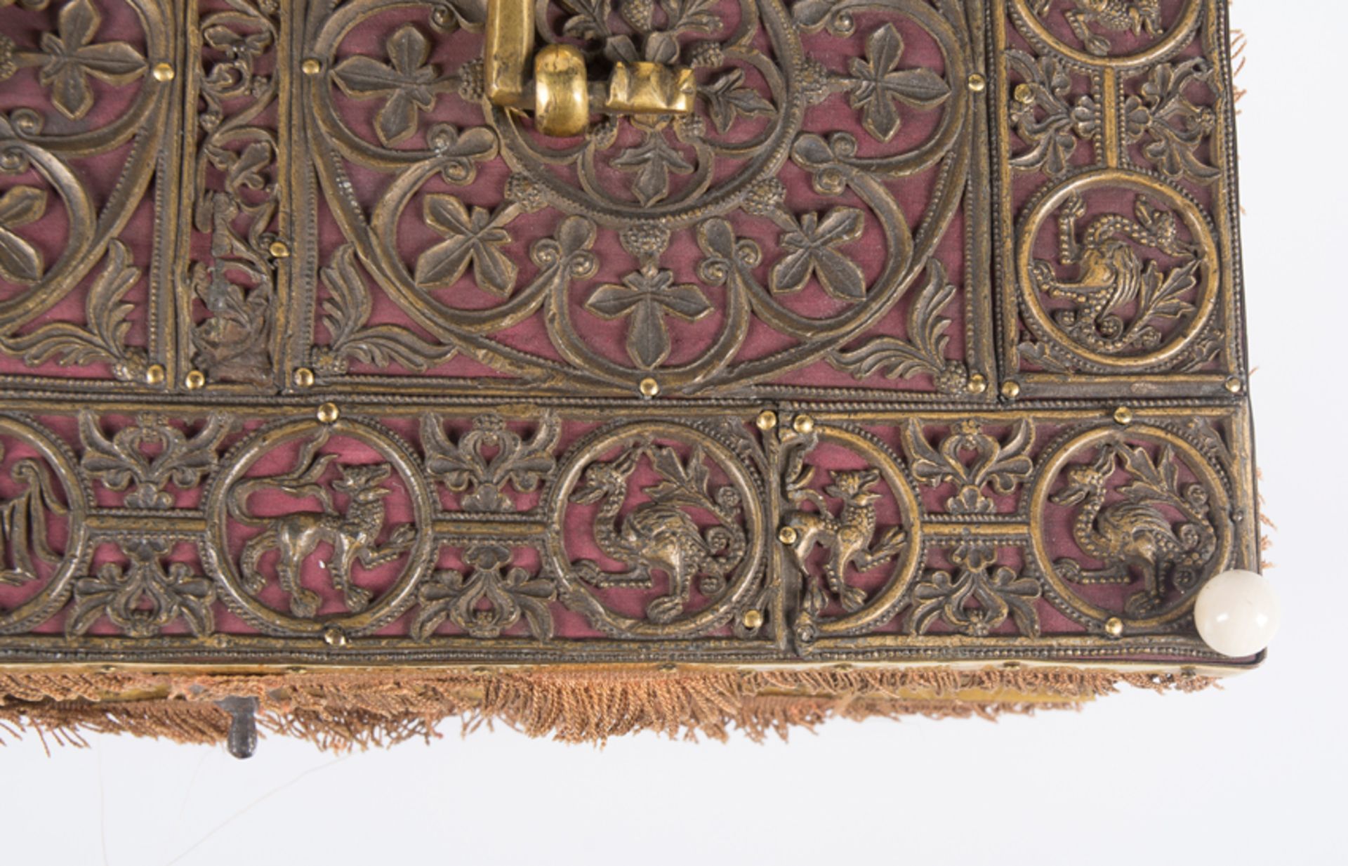 Italian wooden chest covered in silk and decorated with gilded cast metal plaques. Possibly Venetian - Bild 9 aus 17