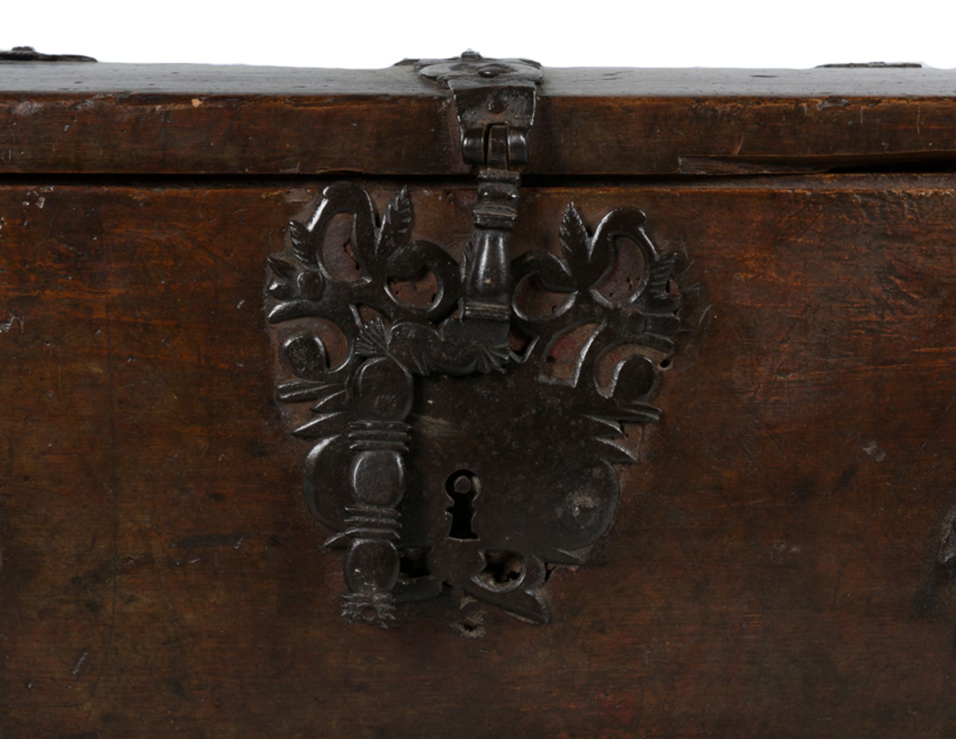 Carved wooden box with iron fittings. Colonial School. Peru. 17th century. - Bild 8 aus 12