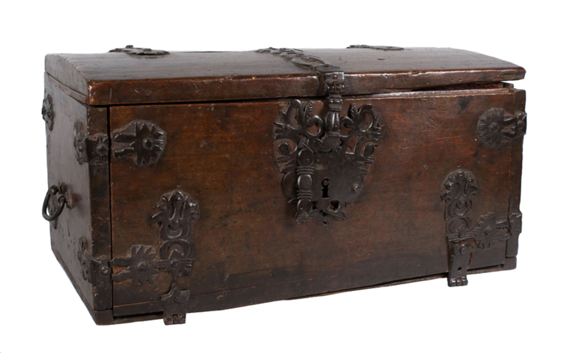 Carved wooden box with iron fittings. Colonial School. Peru. 17th century. - Bild 3 aus 12