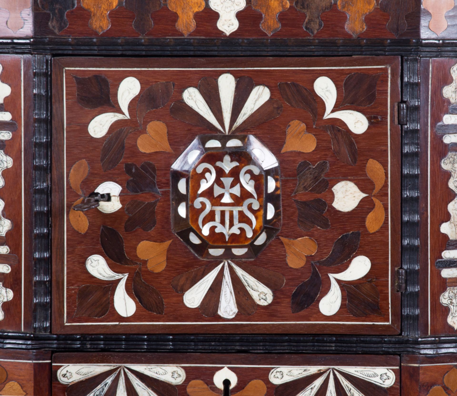 Imposing writing cabinet set with its "contador". Lima. Viceroyalty of Peru. 18th century. - Bild 4 aus 9