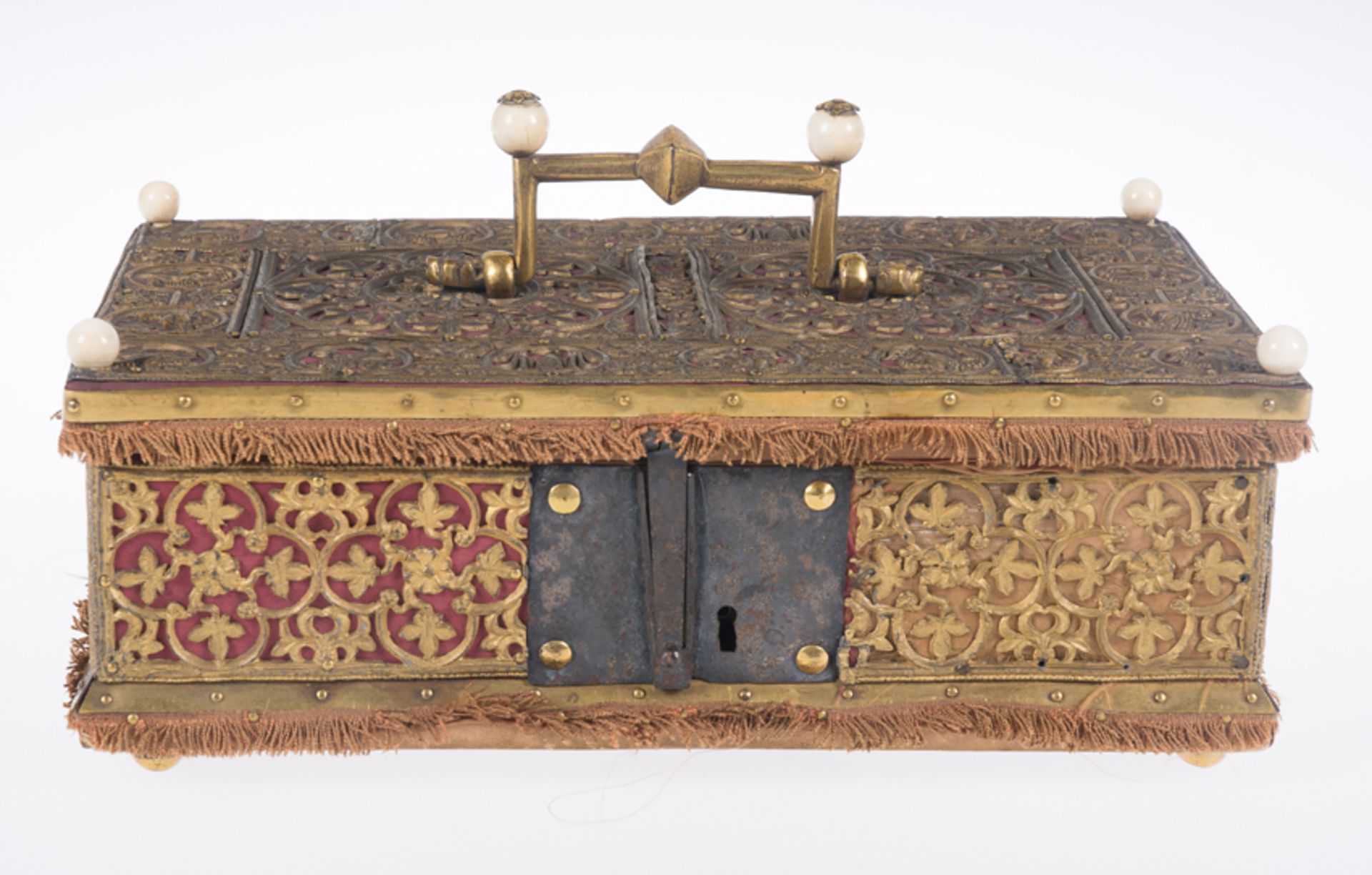 Italian wooden chest covered in silk and decorated with gilded cast metal plaques. Possibly Venetian - Bild 3 aus 17