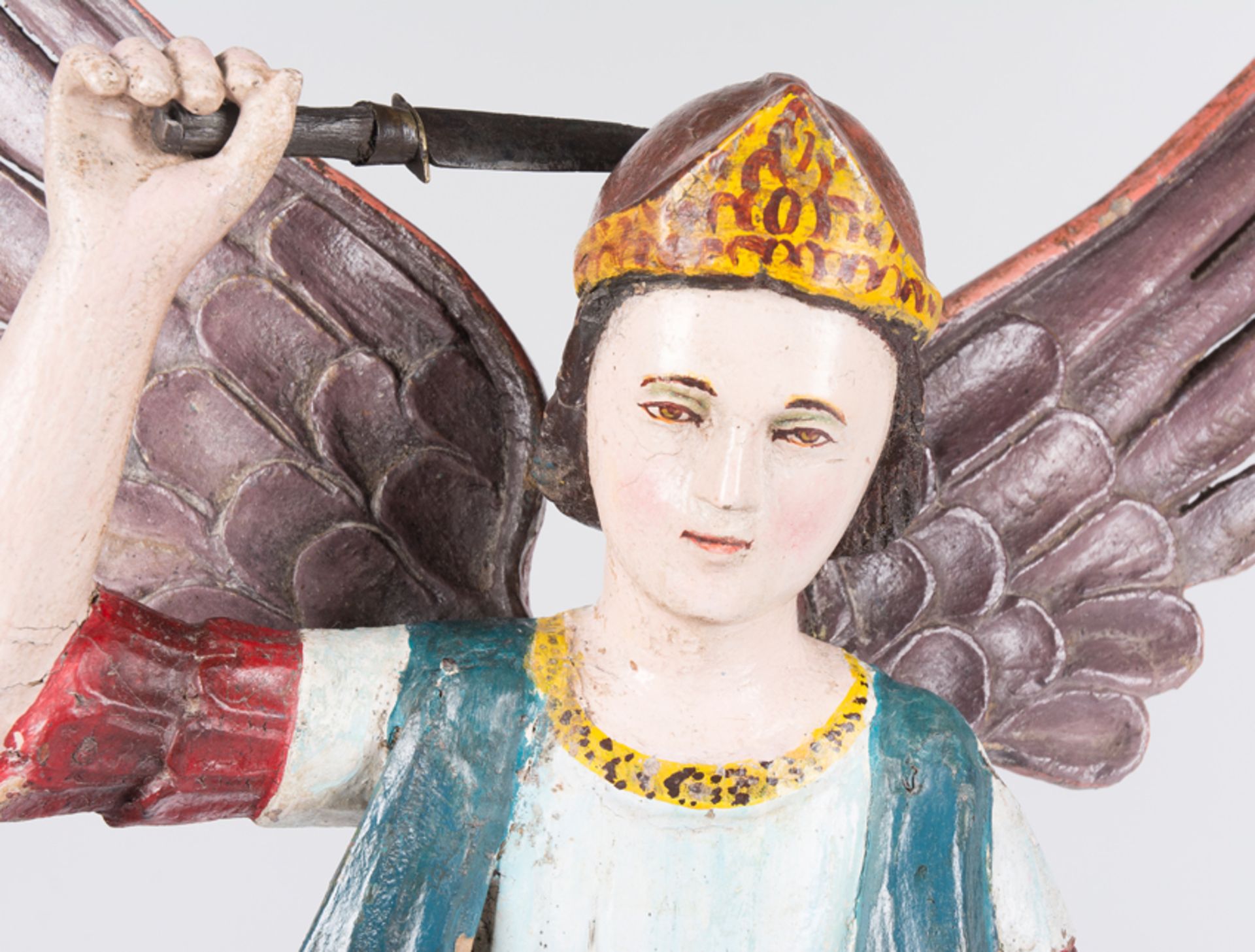 "Angel". Carved and polychromed wooden sculpture. Guarani School. Paraguay. 18th century. - Image 5 of 9
