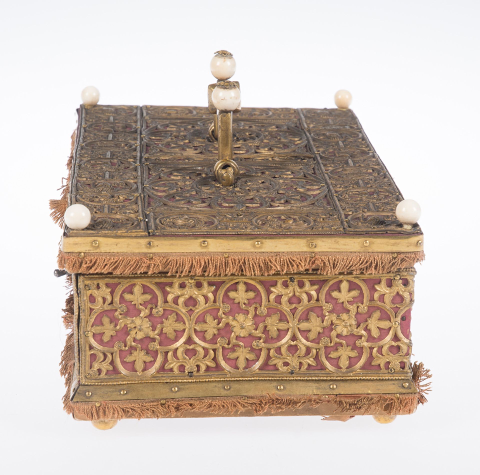 Italian wooden chest covered in silk and decorated with gilded cast metal plaques. Possibly Venetian - Bild 6 aus 17