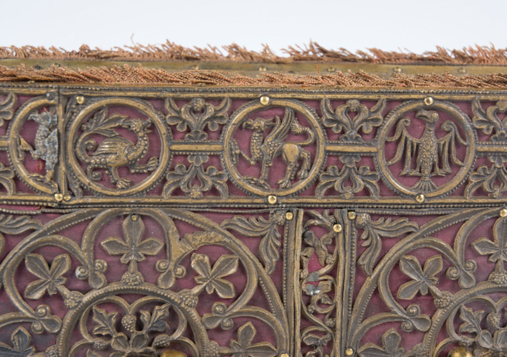 Italian wooden chest covered in silk and decorated with gilded cast metal plaques. Possibly Venetian - Bild 11 aus 17