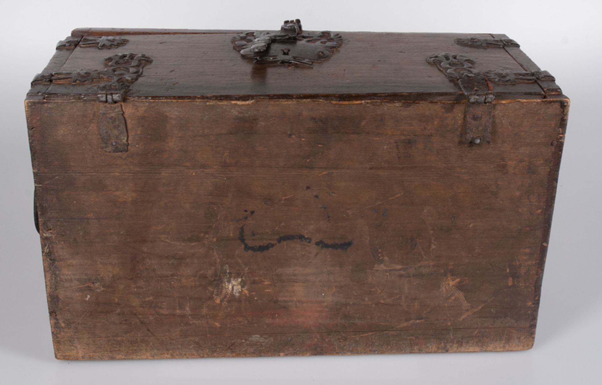 Carved wooden box with iron fittings. Colonial School. Peru. 17th century. - Bild 12 aus 12