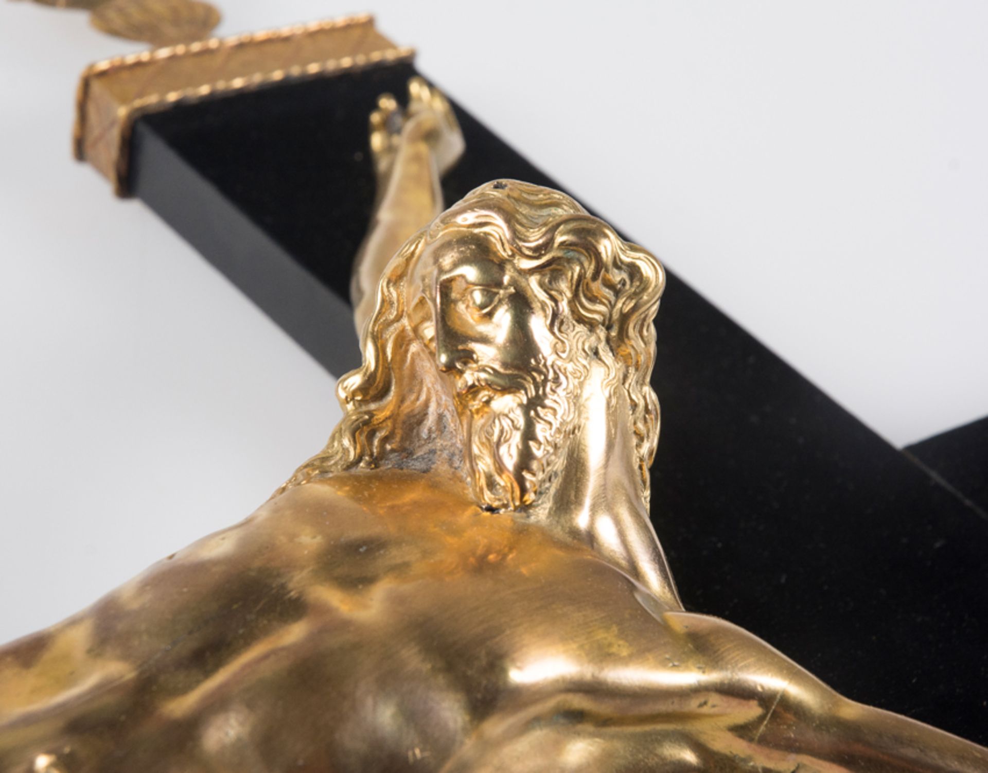 "Christ". Gilded bronze sculpture with an ebony and gilded silver cross. 17th century Italian School - Bild 8 aus 9