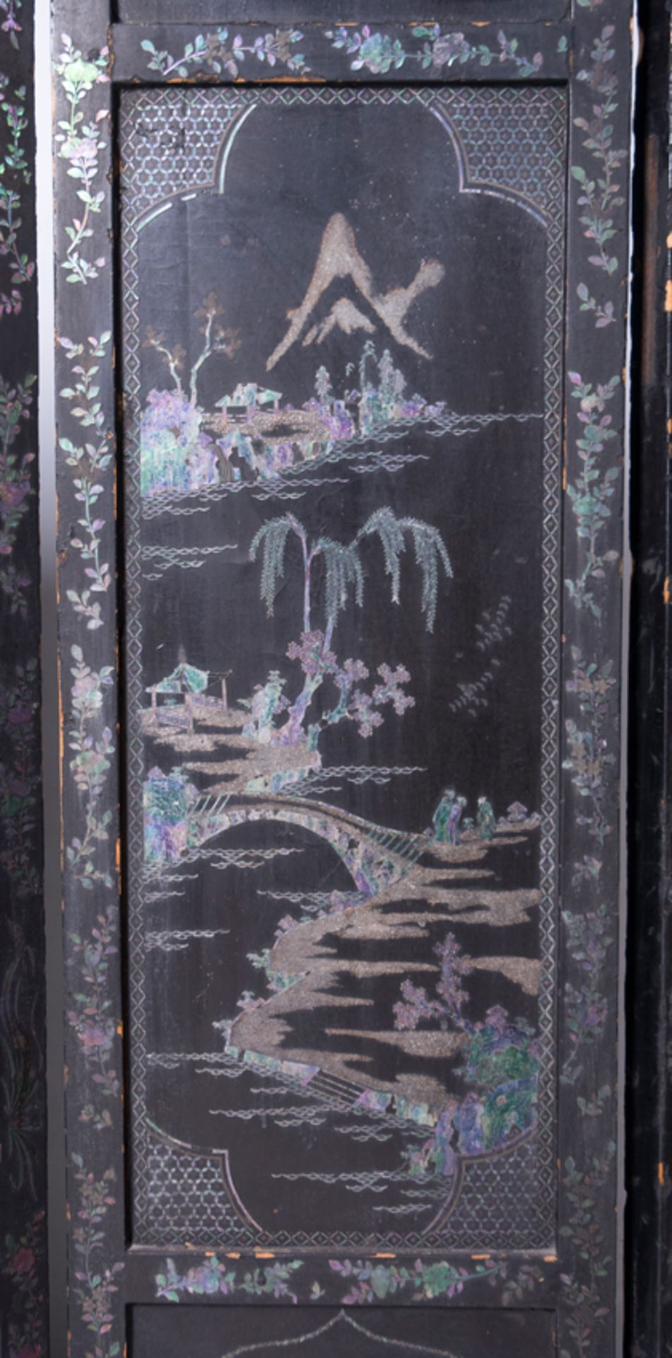 Small lacquered screen with 7 sections. Chinese. 17th century. - Bild 3 aus 7