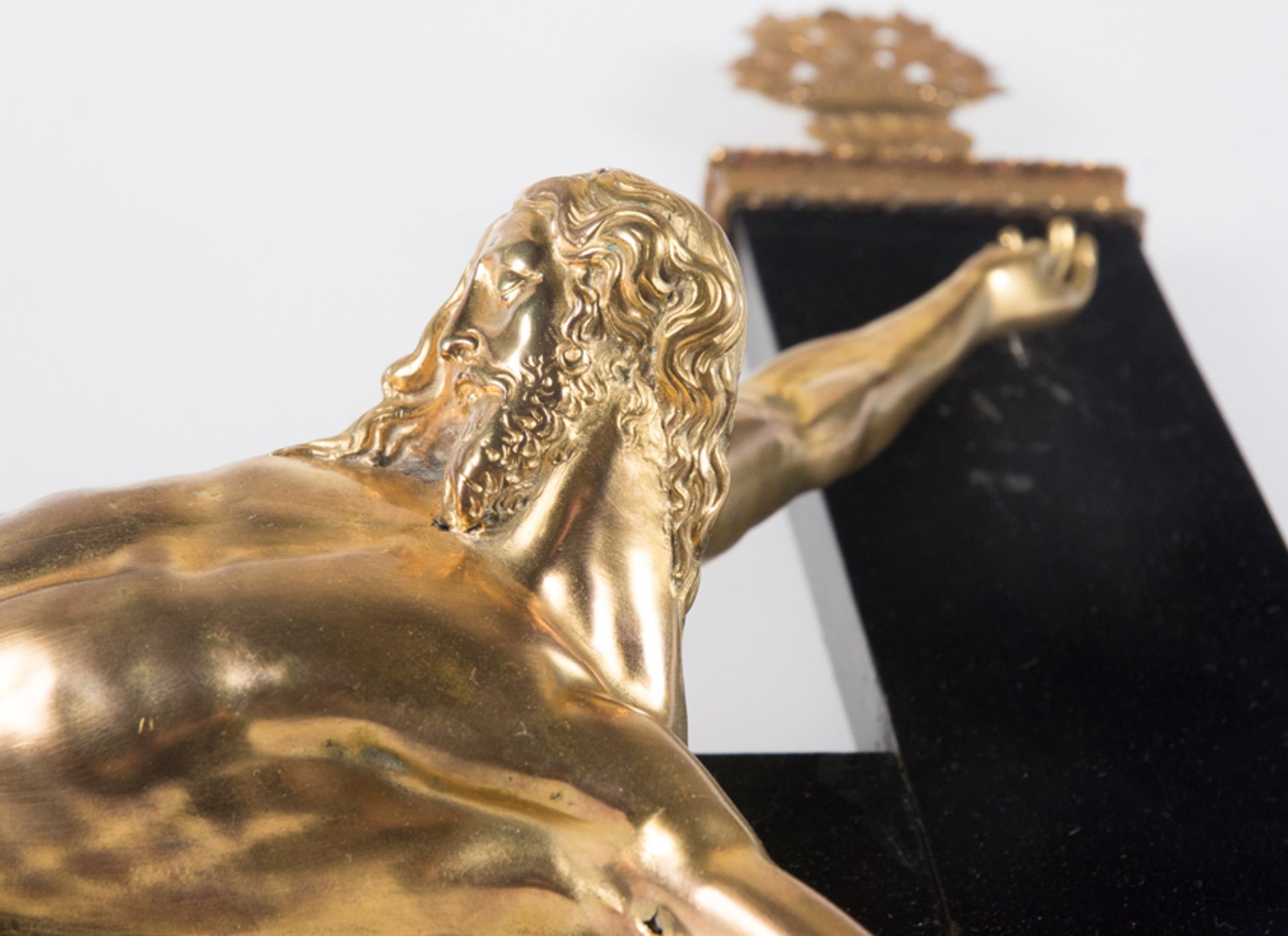 "Christ". Gilded bronze sculpture with an ebony and gilded silver cross. 17th century Italian School - Bild 7 aus 9