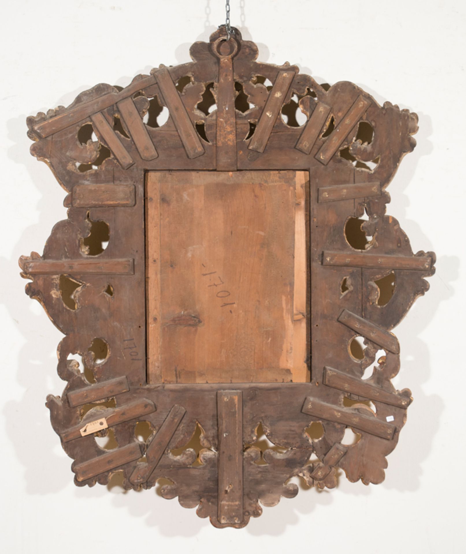 Imposing cornucopia mirror with carved, gilded and polychromed wooden frame. Mexico. Circa 1720. - Bild 6 aus 6