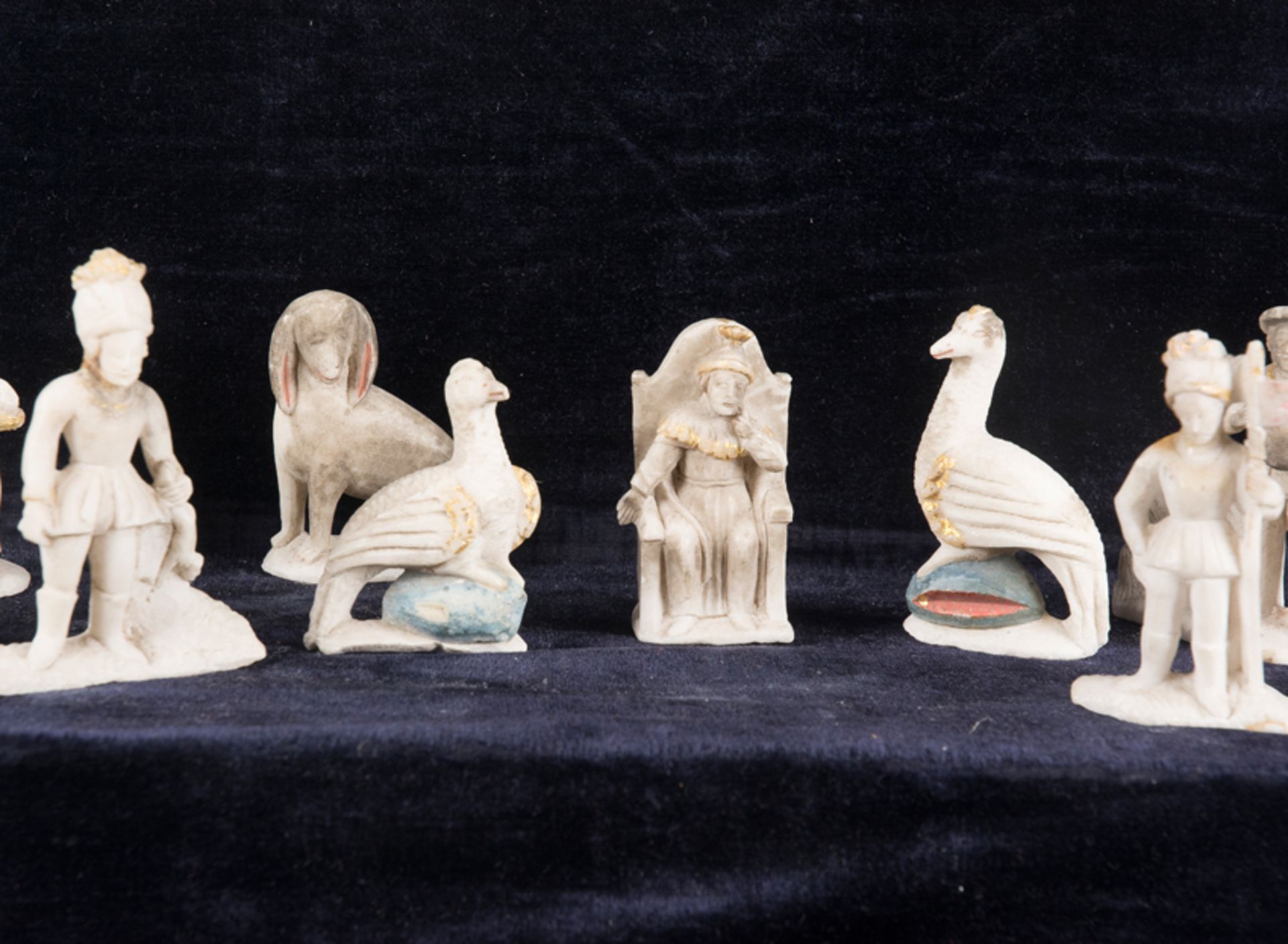 Imposing set of 44 sculpted huamanga stone figures that form a Nativity scene. Peru. 18th century. - Bild 5 aus 10