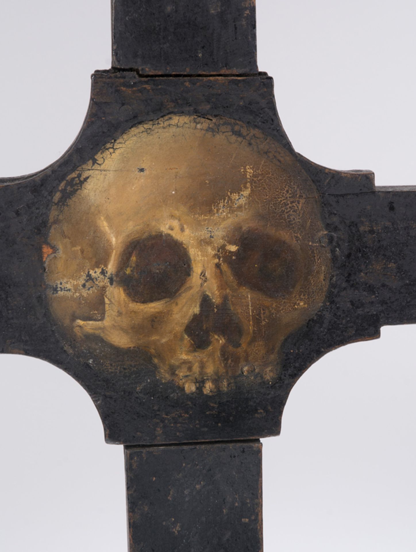 Black-dyed and polychromed wooden Spanish cross with iron fittings. 17th century. - Bild 4 aus 4