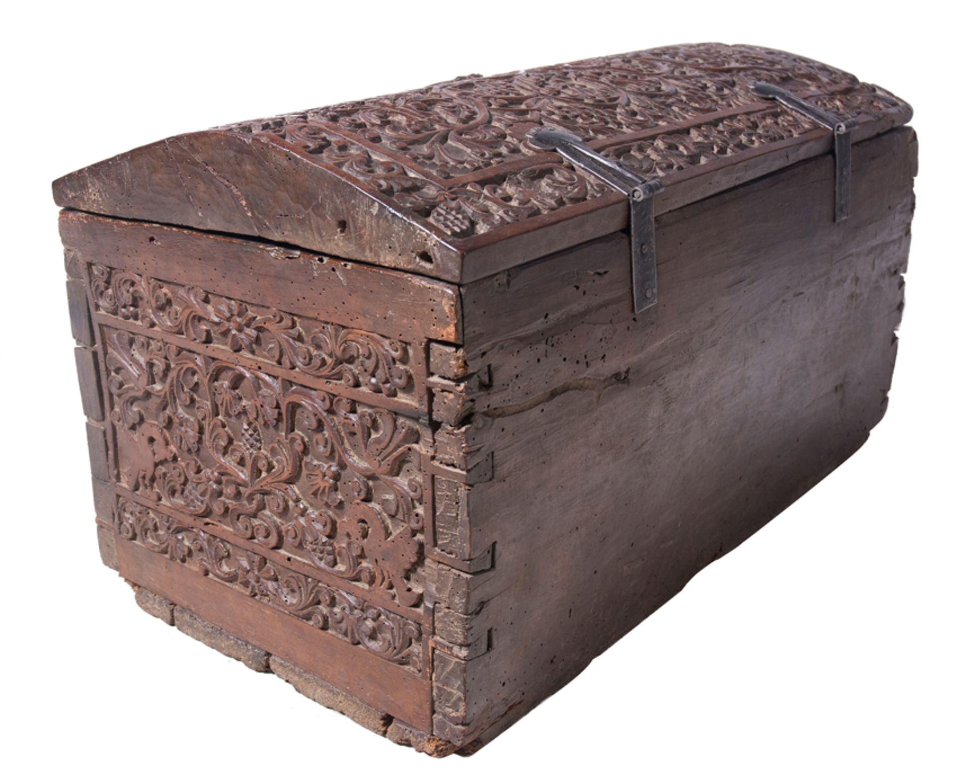 Carved cedarwood chest with iron fittings. Colonial School. Mexico or Peru. 17th century- 18th cent. - Bild 7 aus 8